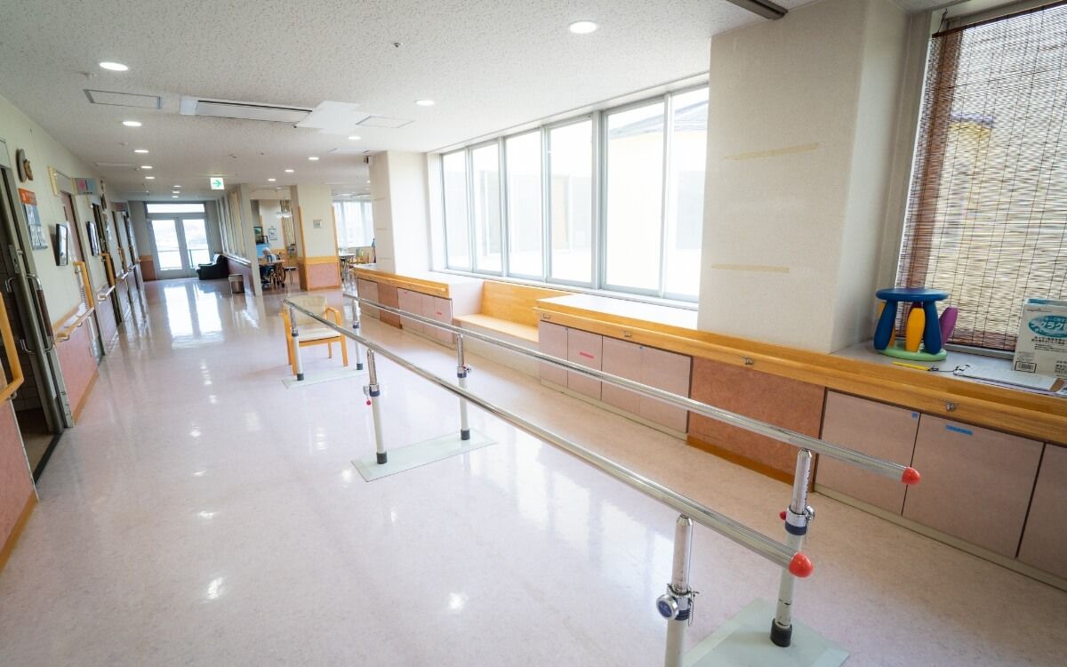 明るい廊下の風景