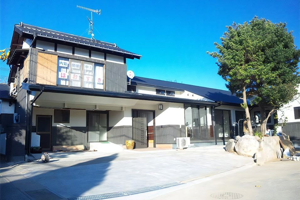 青空の下の建物外観