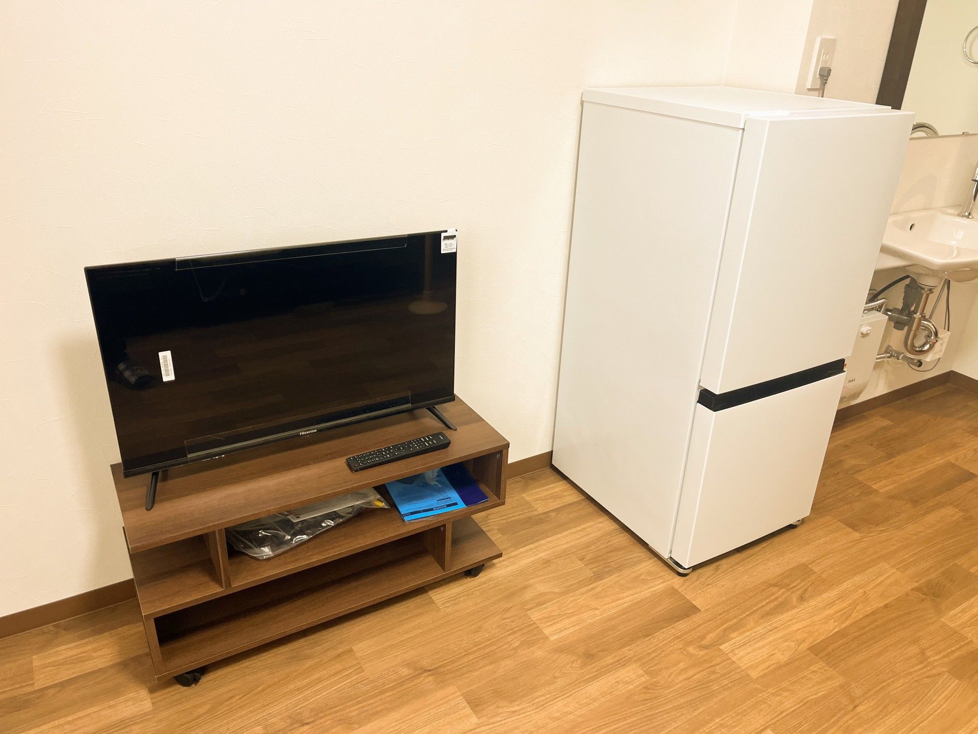 テレビと冷蔵庫のある部屋