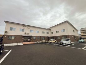 駐車場のある建物外観