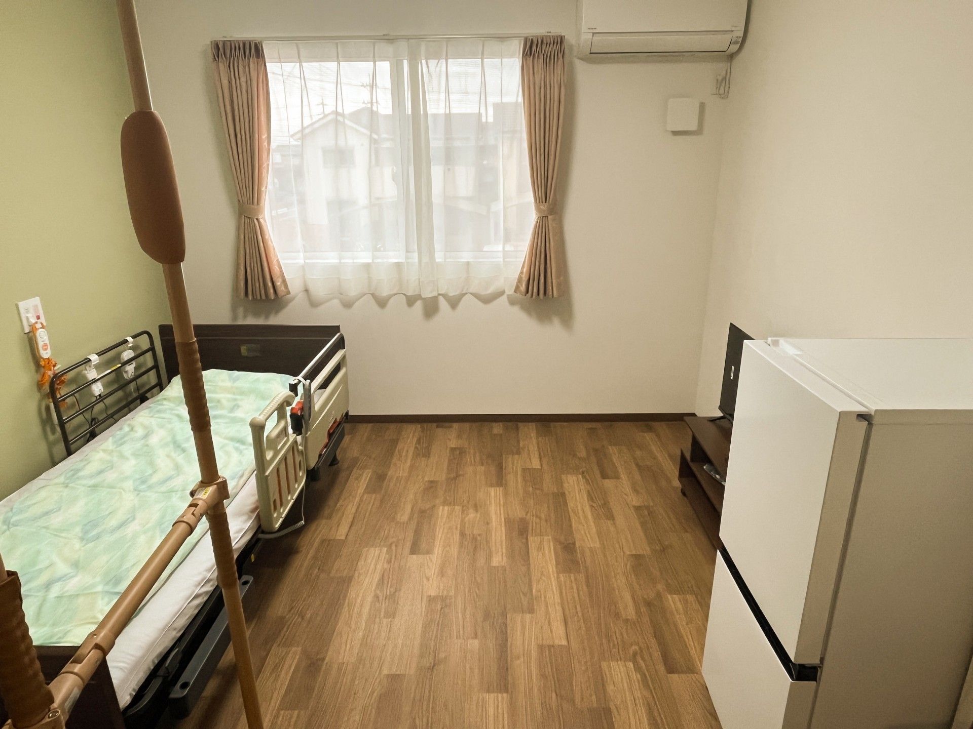 ベッドと家具のある部屋