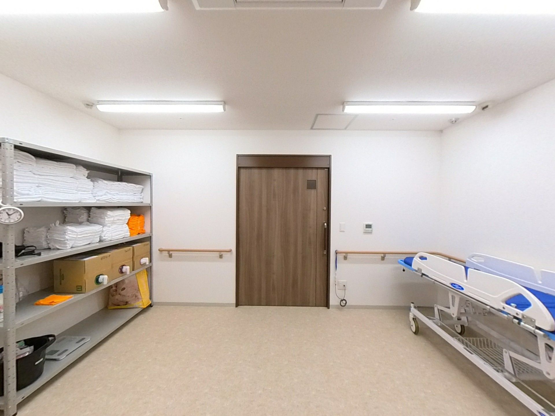 整理された備品棚の部屋