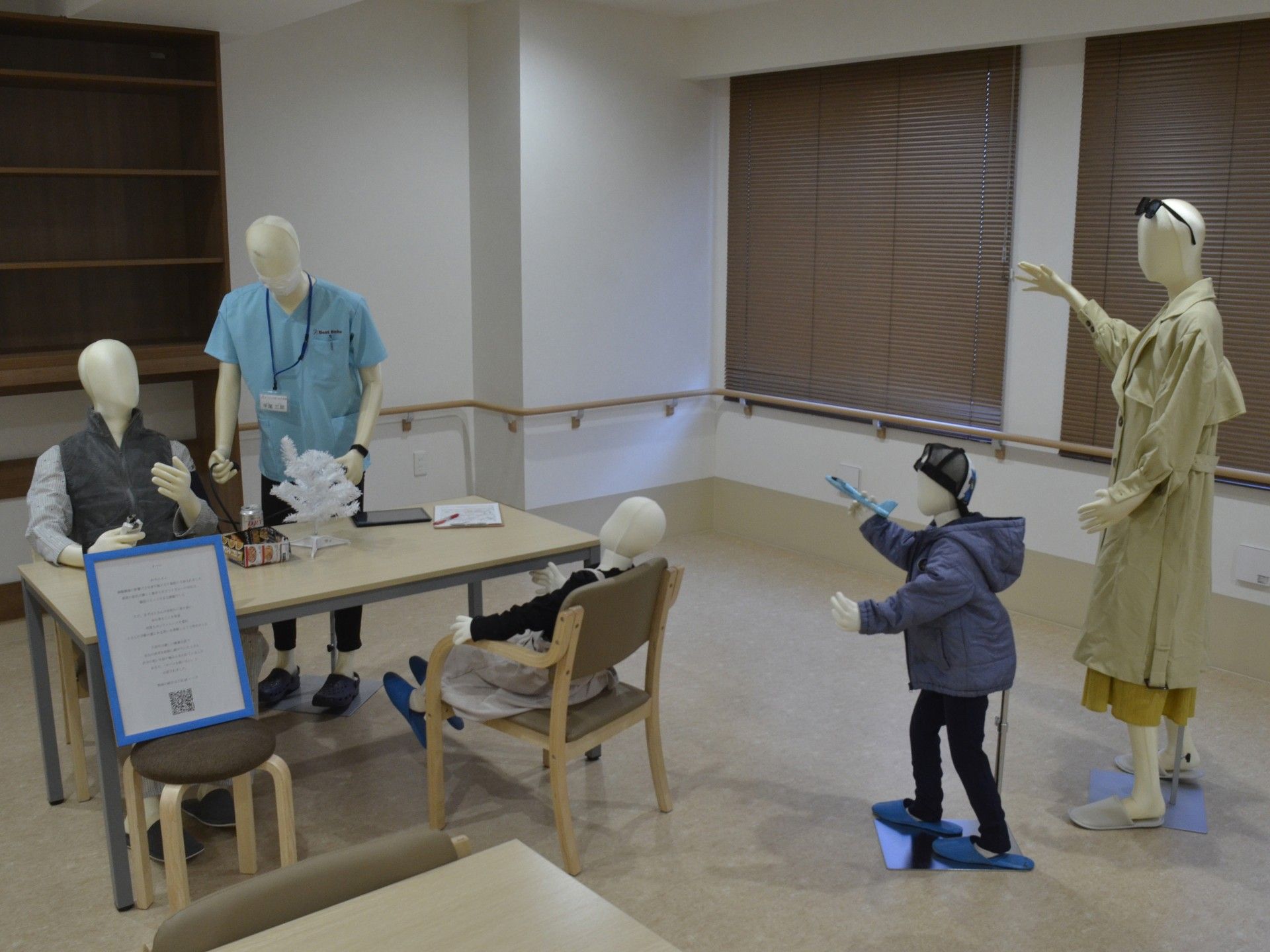 人形が並ぶ室内