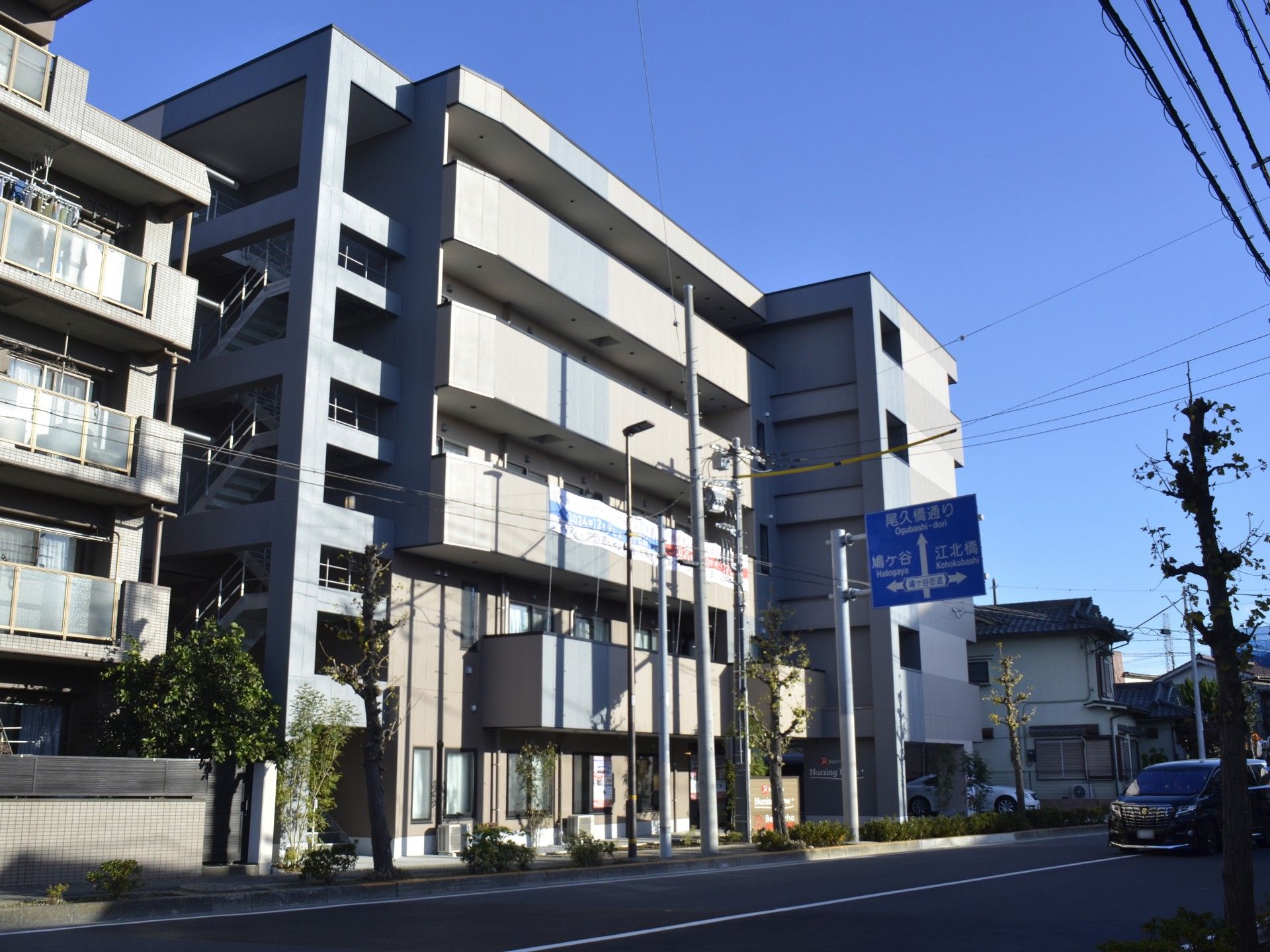 大通り沿いの建物外観