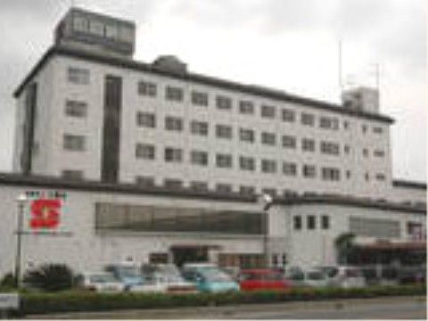 白色の外壁の大きな病院で、広い駐車場も整備されている。当施設と医療提携しており、多くの診療科がある。