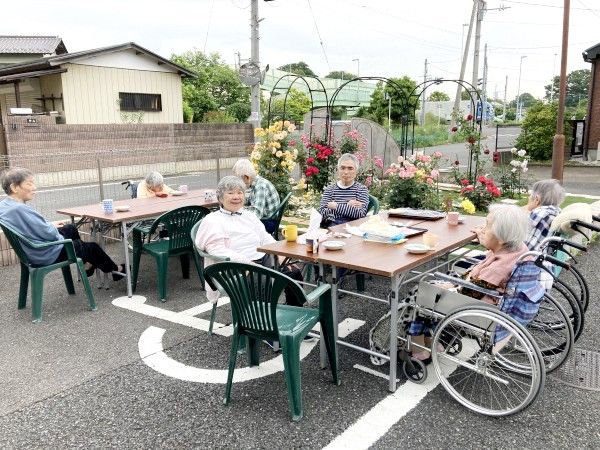笑顔で過ごす居住者のテラス