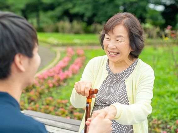 笑顔交わす高齢者と職員