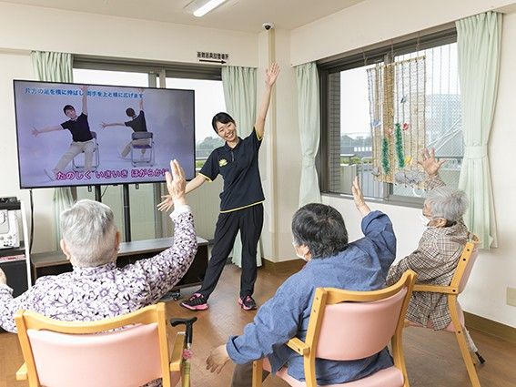 笑顔で体操するレクリエーション室
