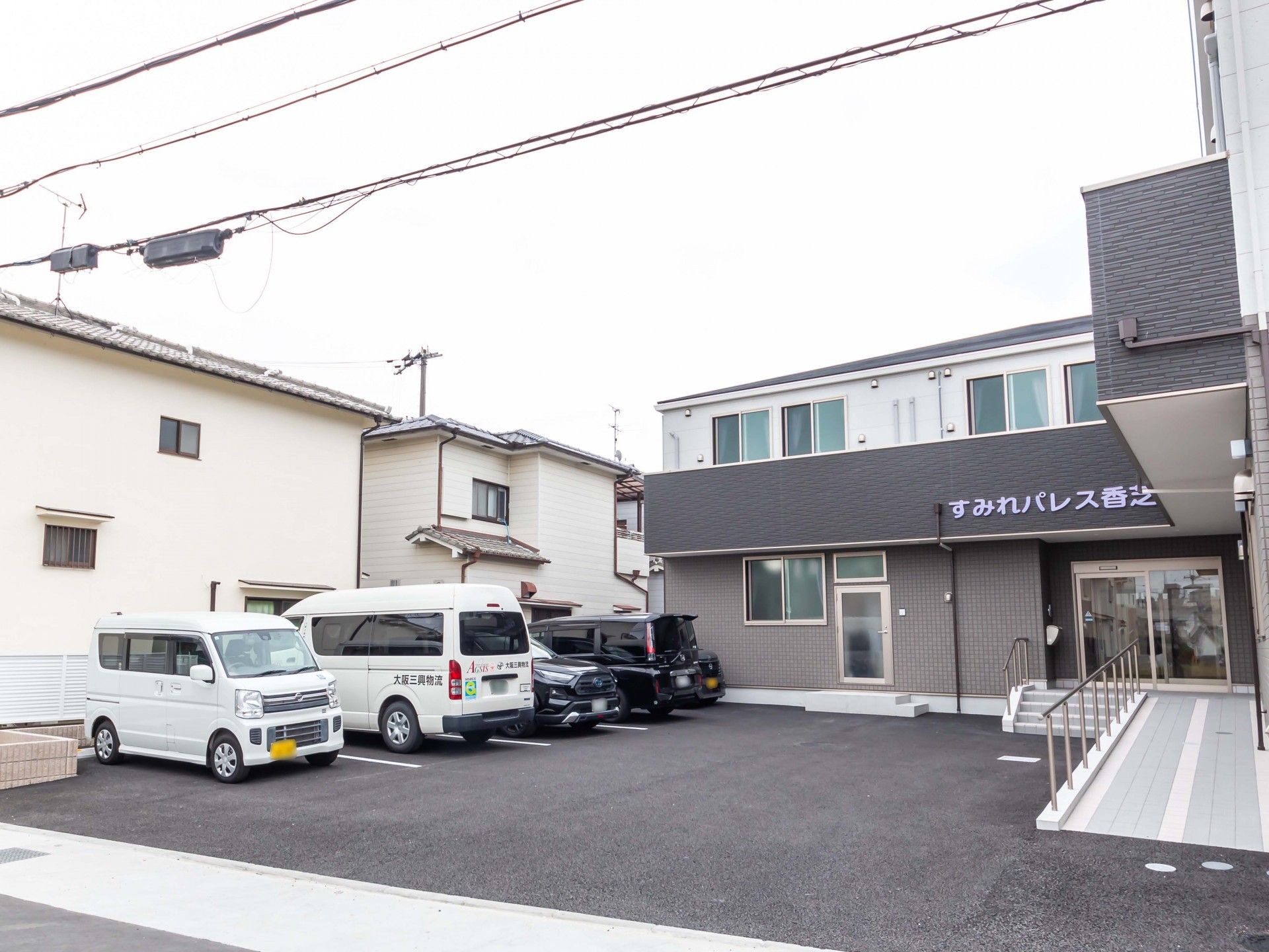 ゆったりとした駐車場の施設外観