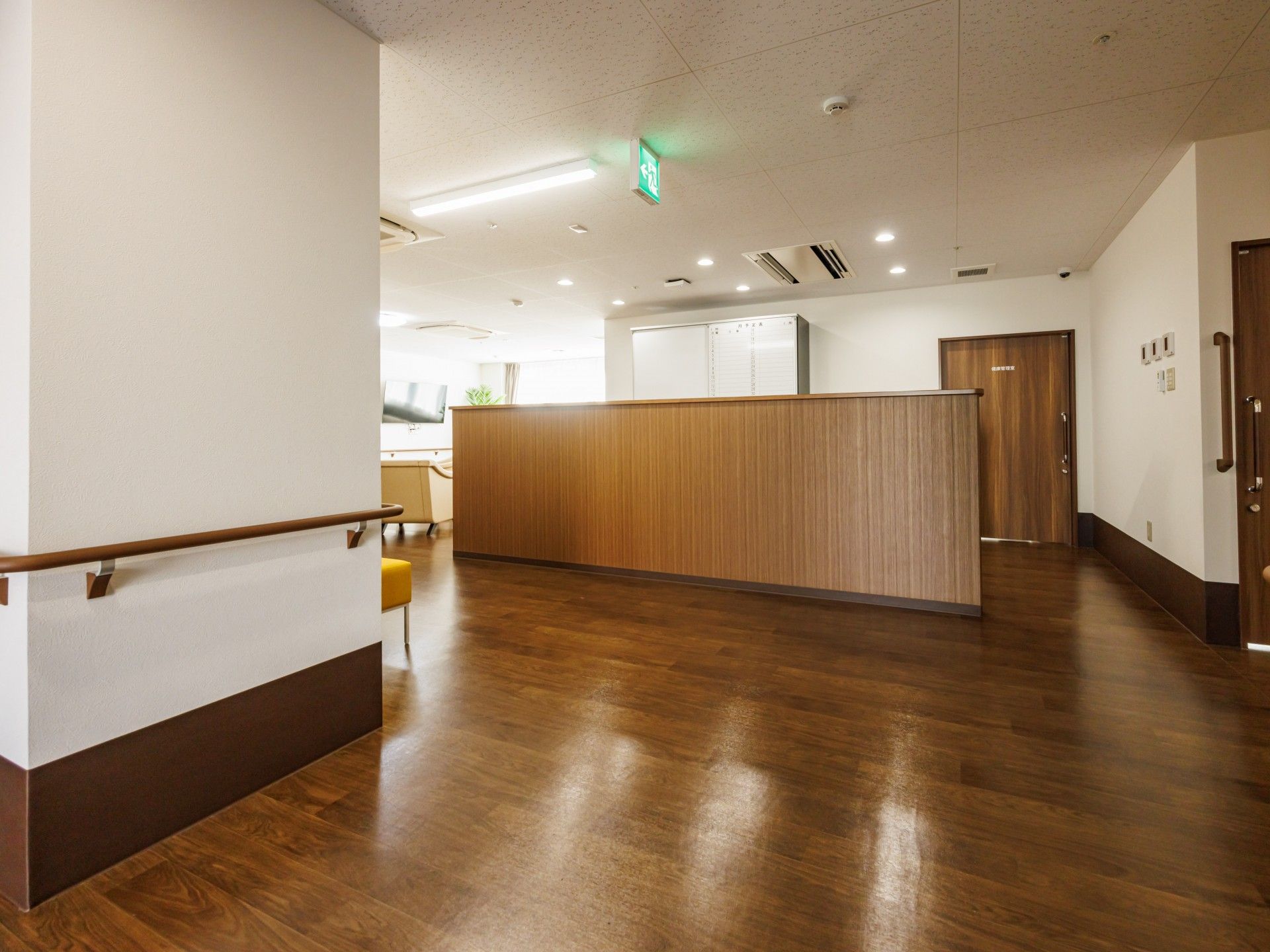 明るい廊下と受付