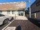 広々とした駐車場のある建物外観