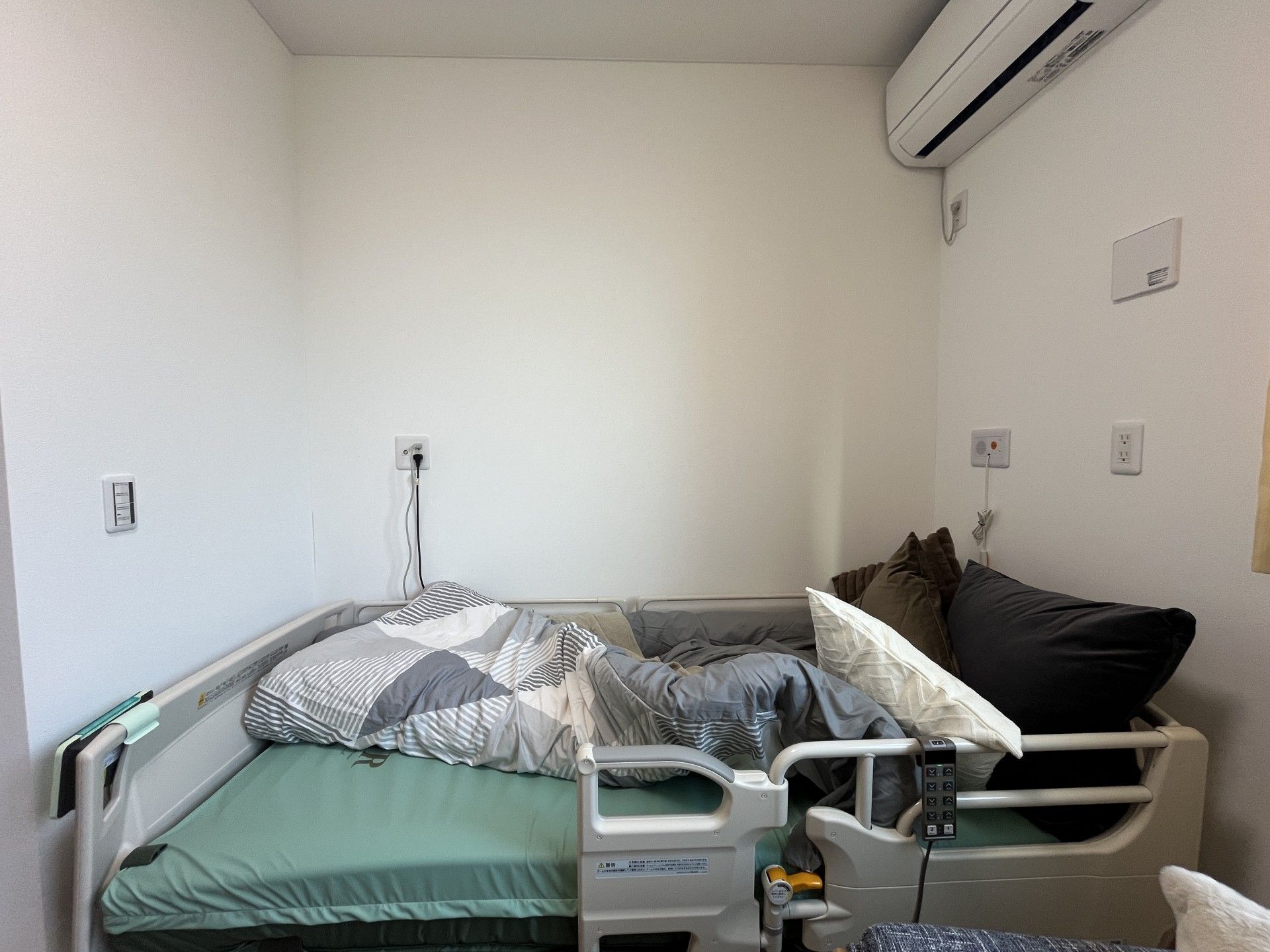 ベッドとエアコンの部屋