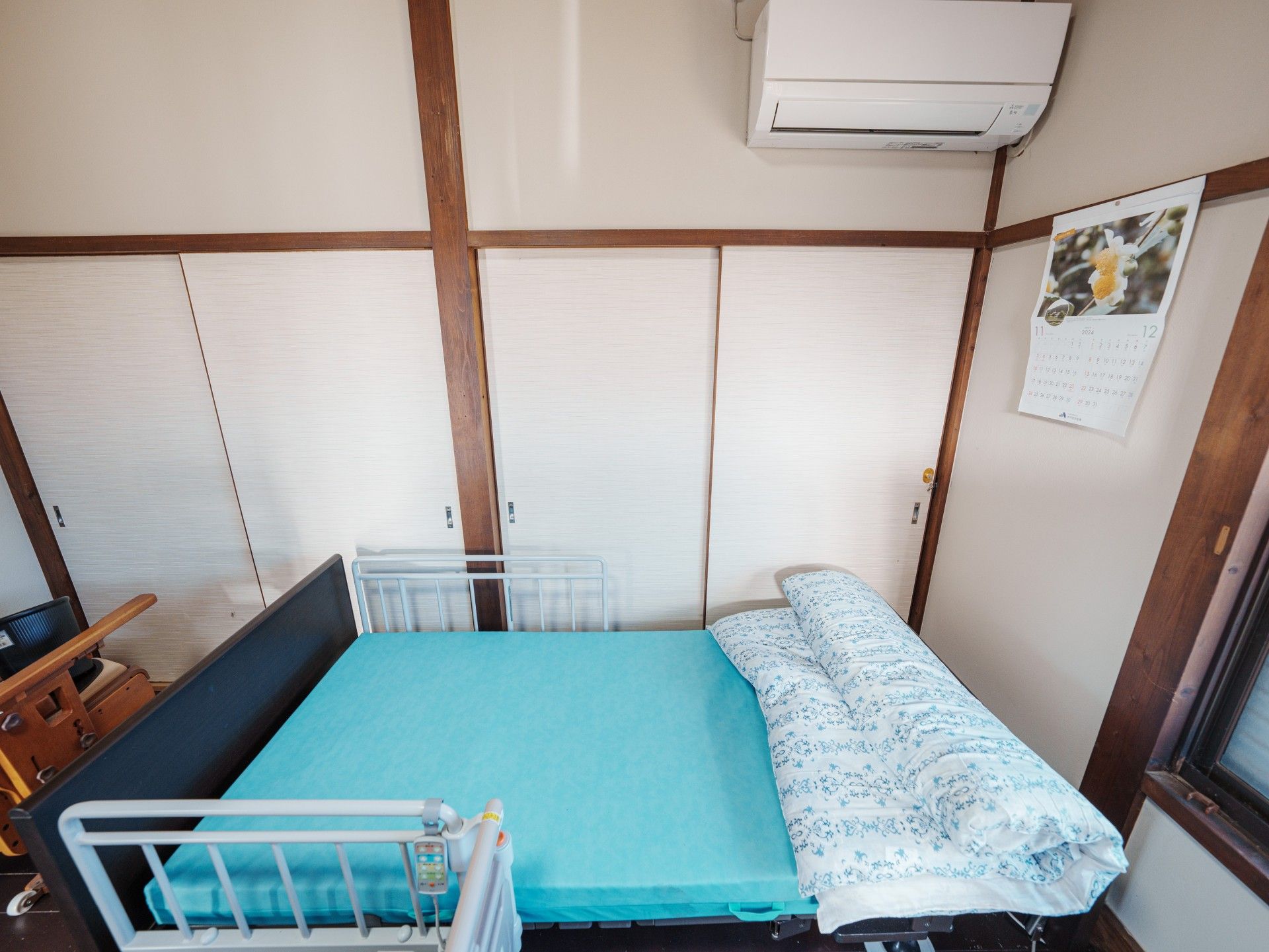 快適なベッドのある部屋