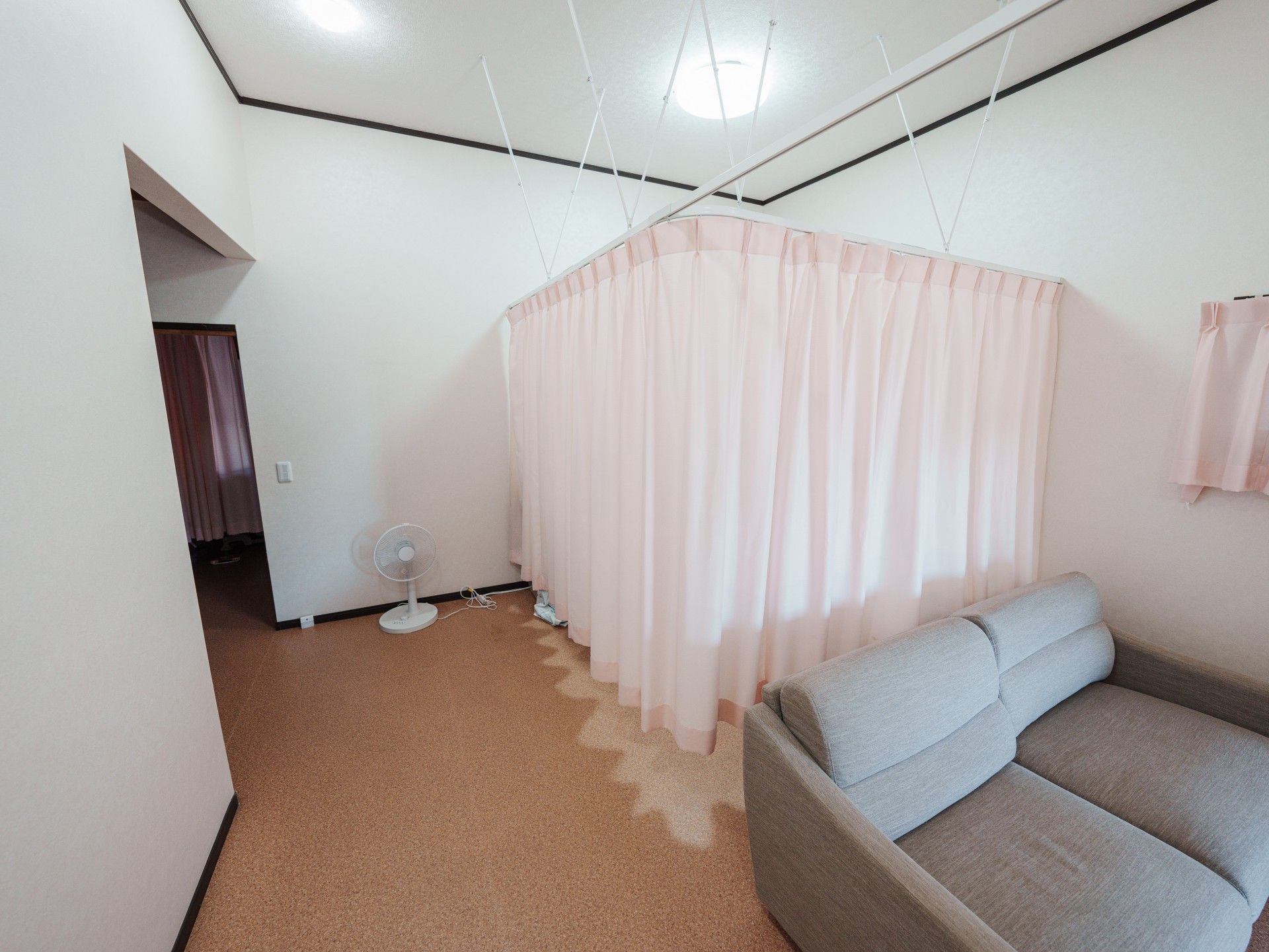 カーテンで仕切られた部屋