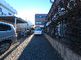 駐車場と建物の外観