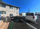 広々とした駐車場と建物の外観