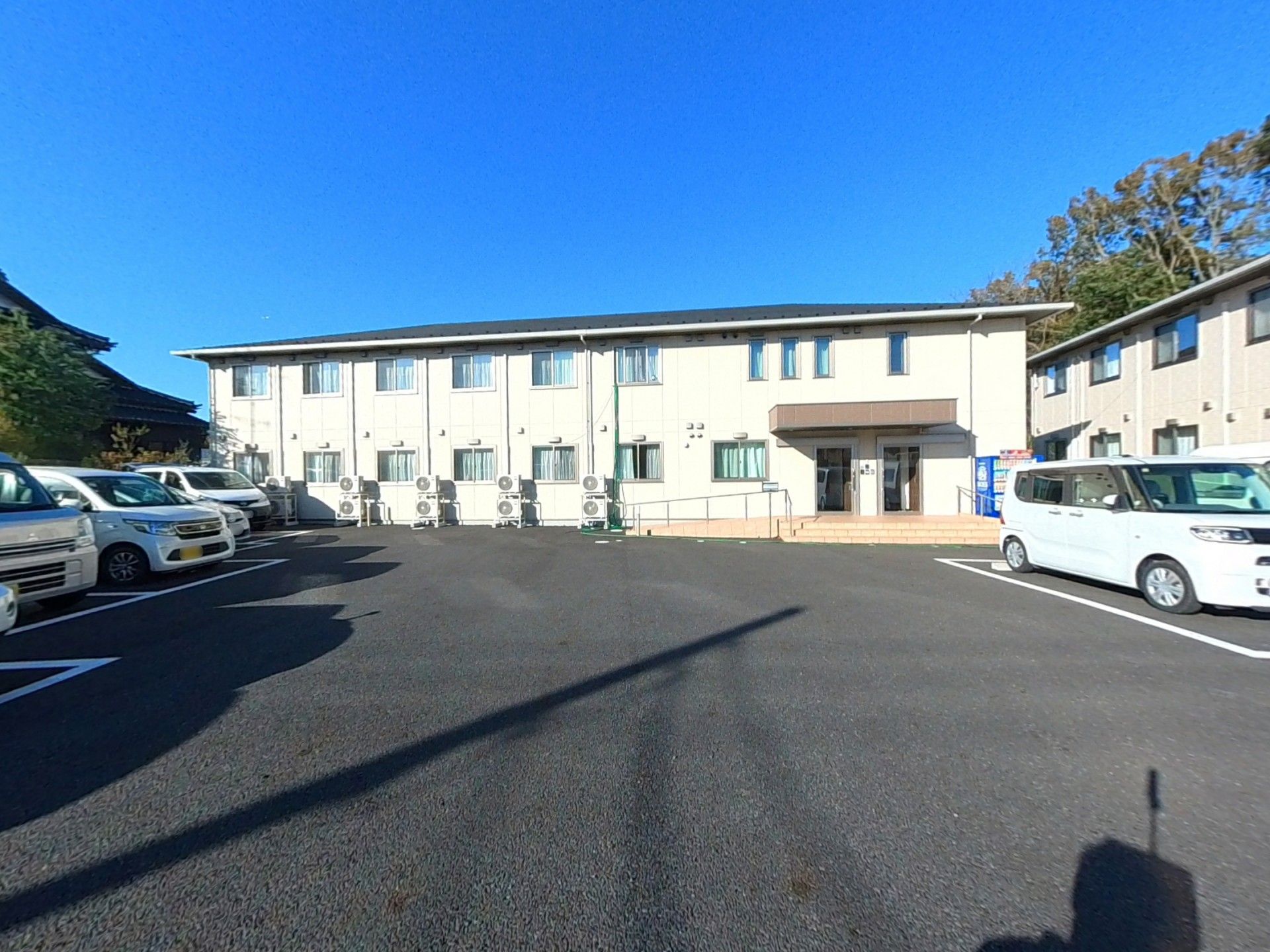 駐車場と建物の外観