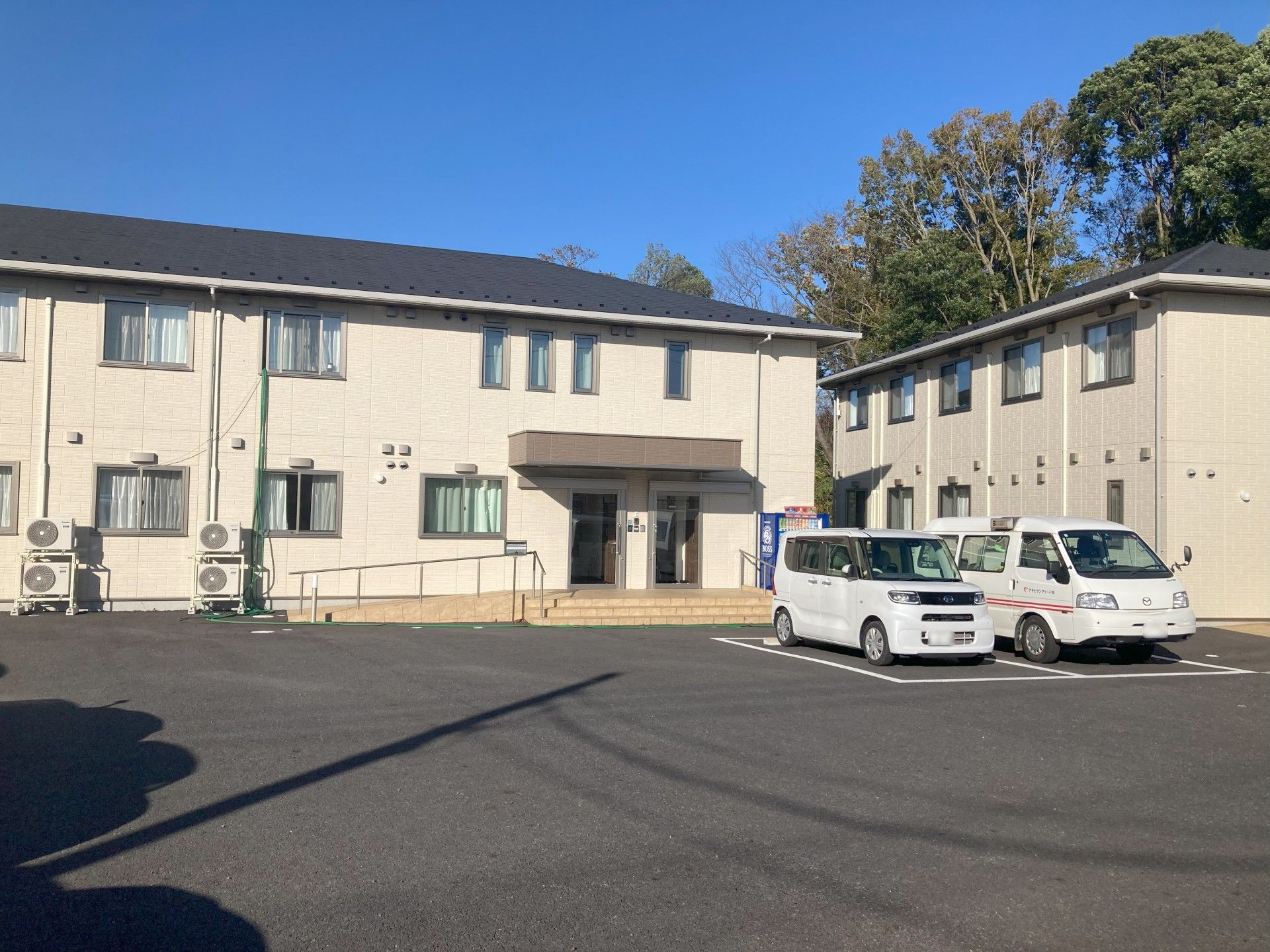 駐車場と建物の外観