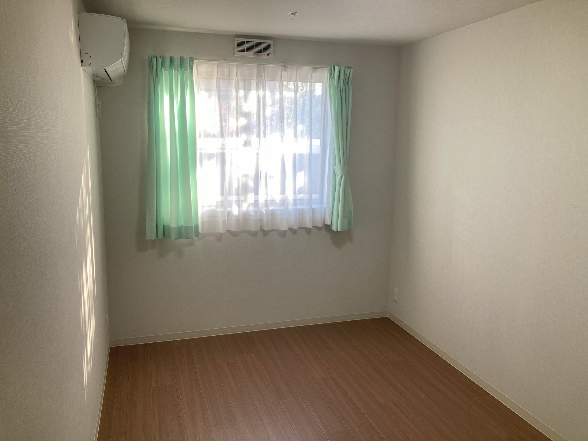日差しが差し込む部屋