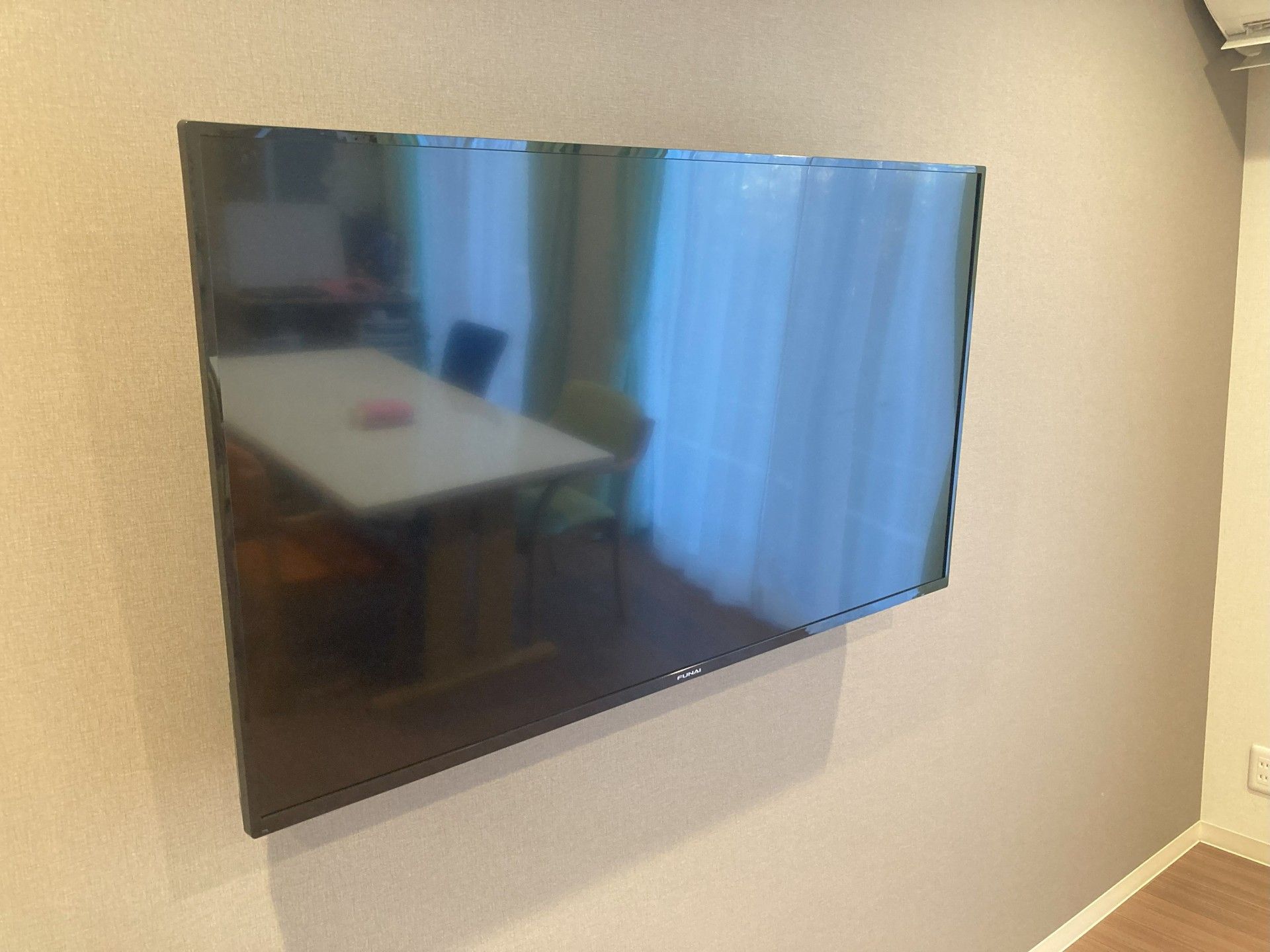 壁掛けテレビとテーブル