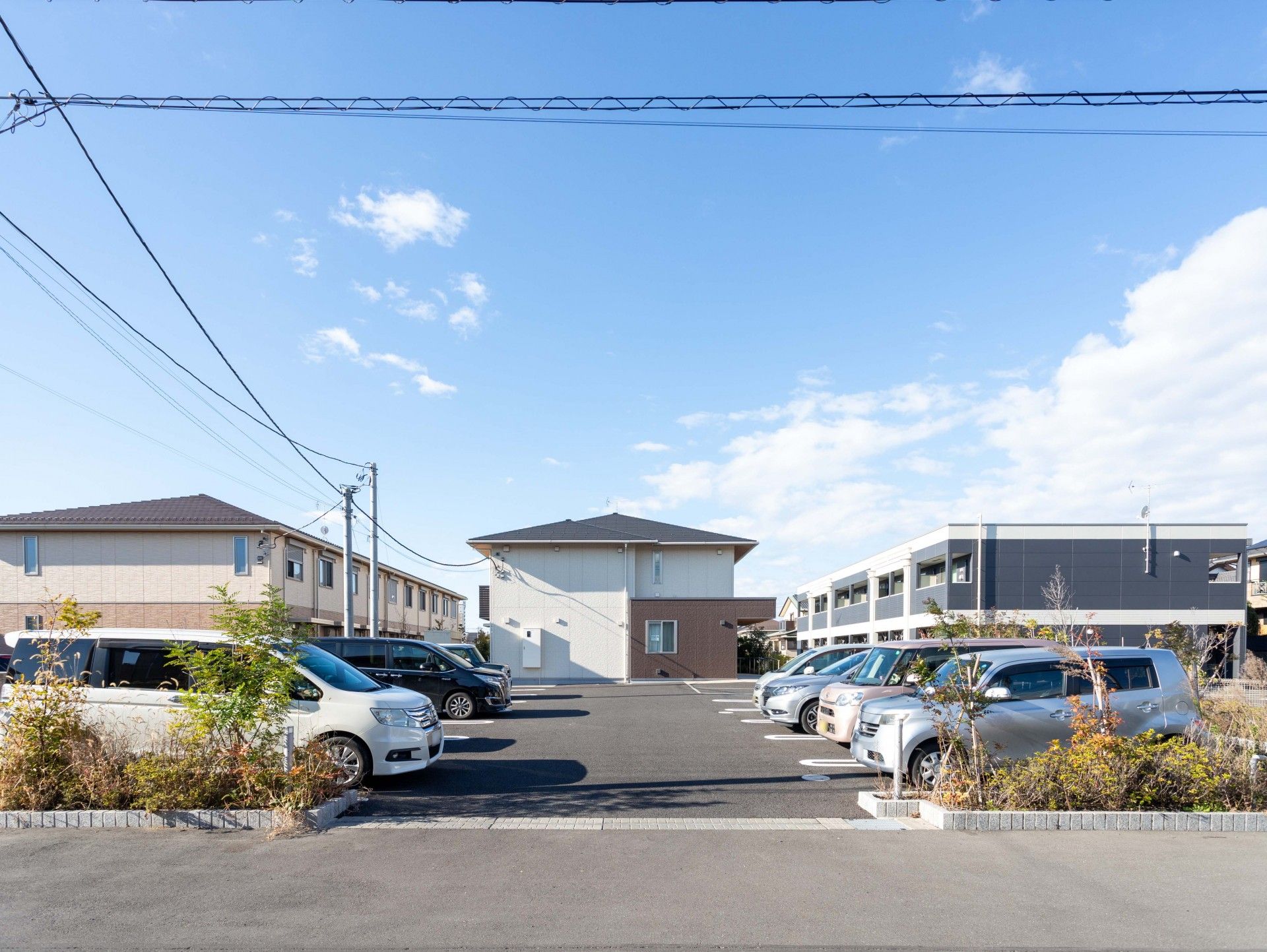 広々とした駐車場の施設