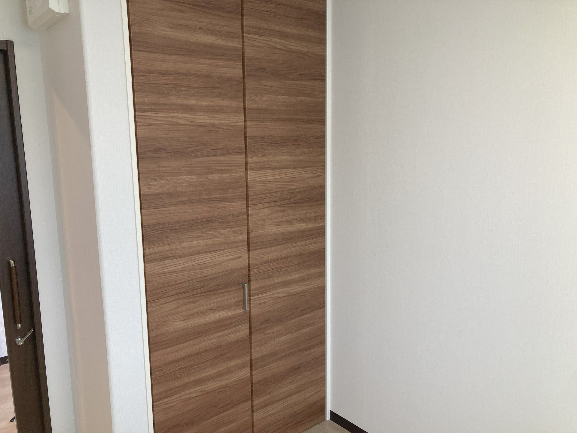 木目調の扉の部屋入口