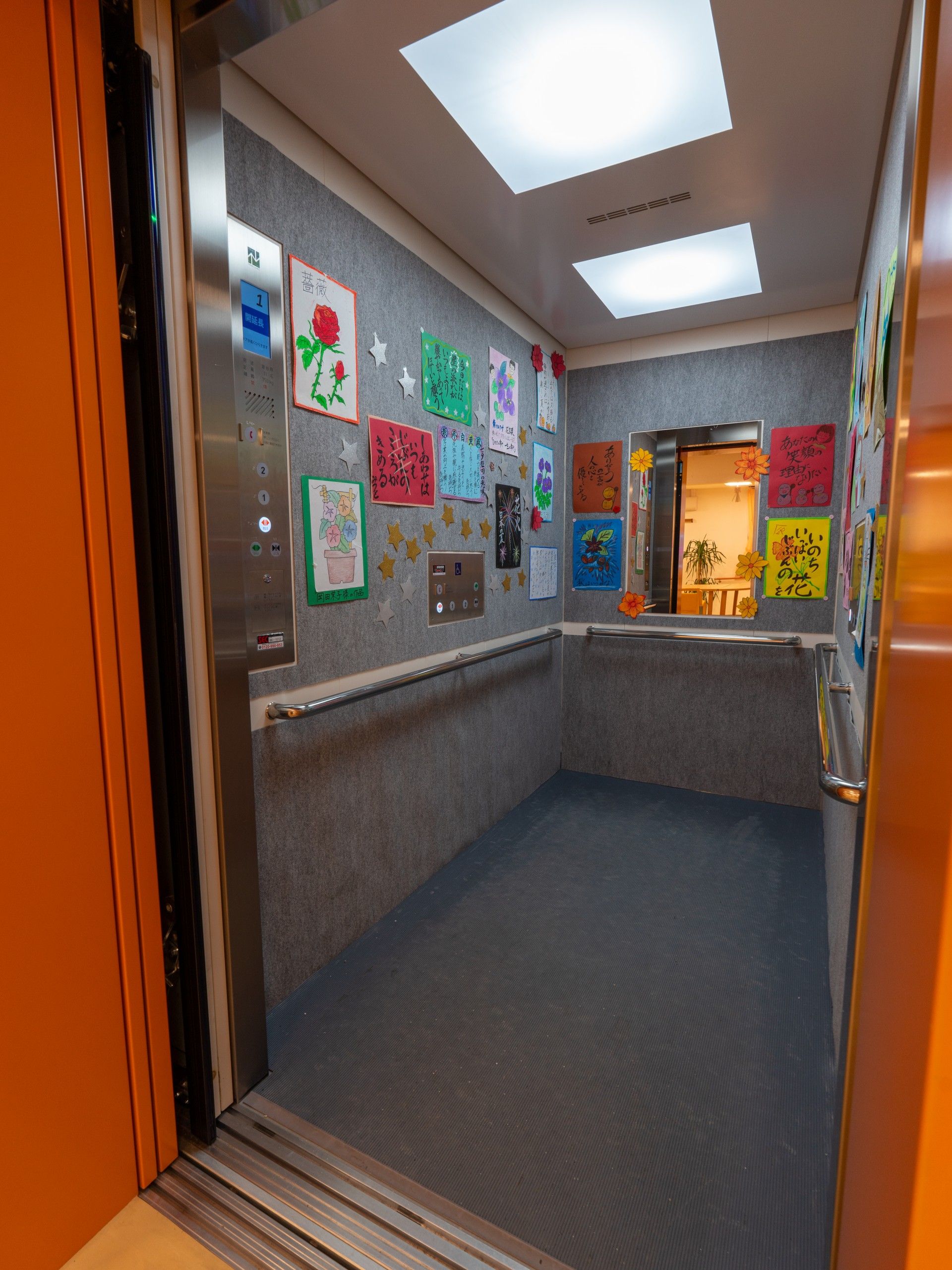 手作り作品が飾られた空間