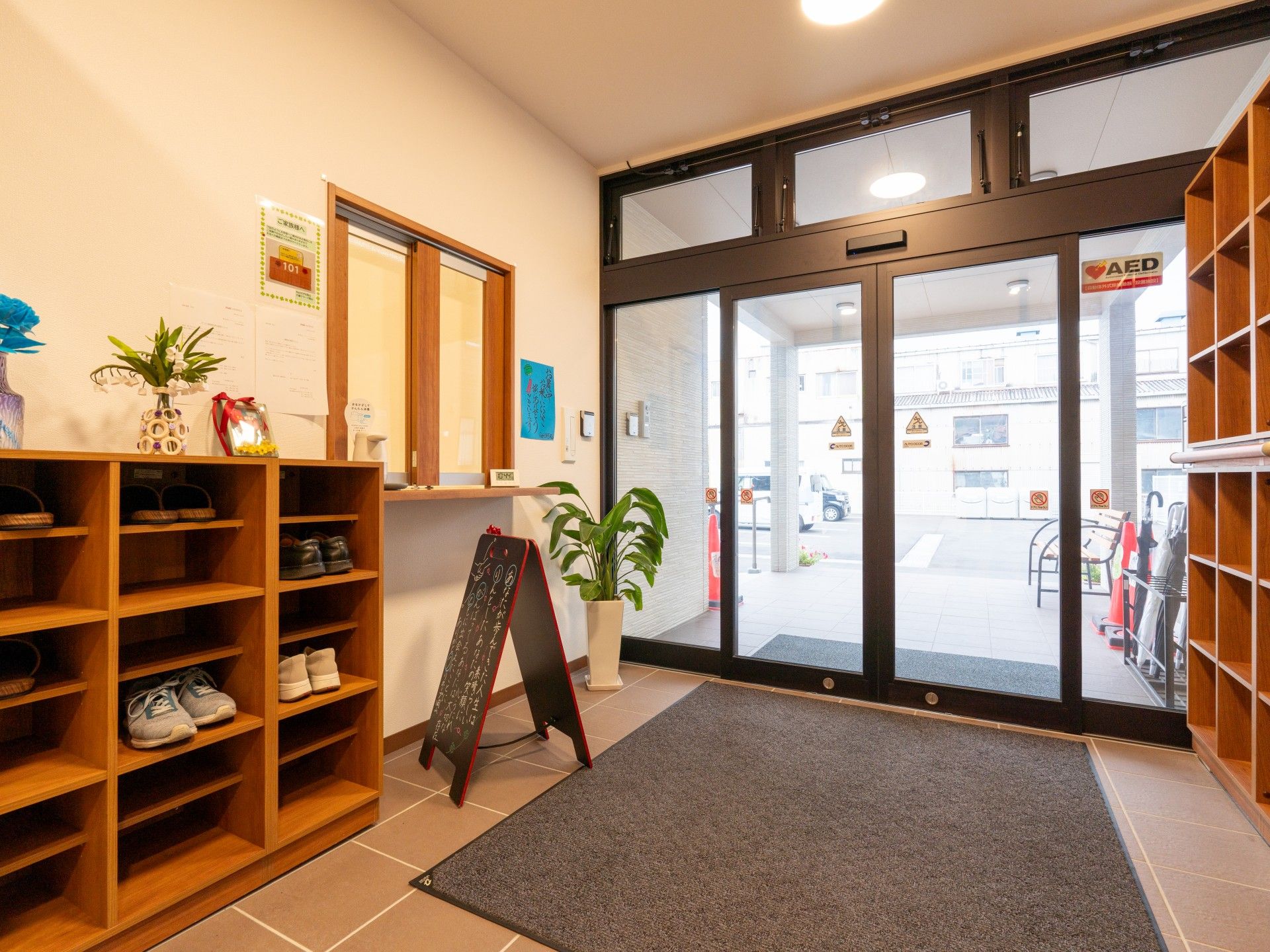 明るい玄関の様子