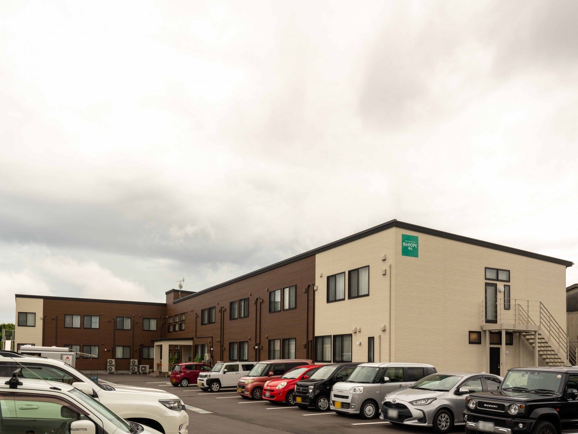 駐車場と建物の外観