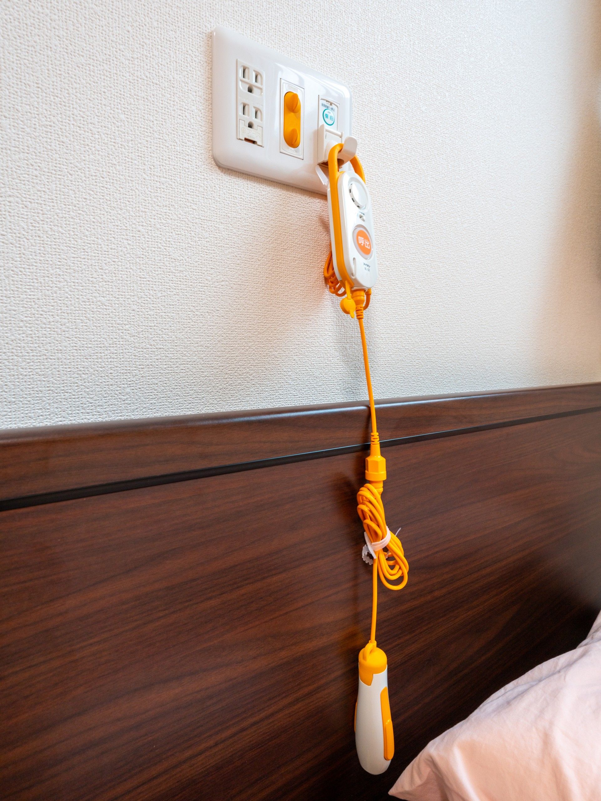 ベッドサイドの呼び出しボタン