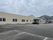 広々とした駐車場の建物