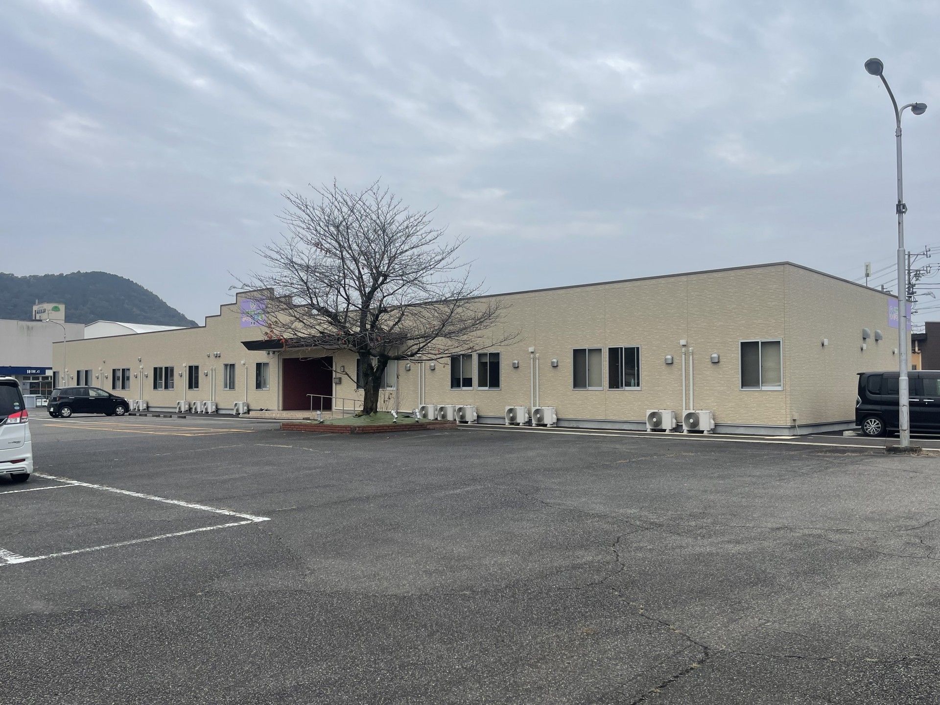 広々とした駐車場の施設