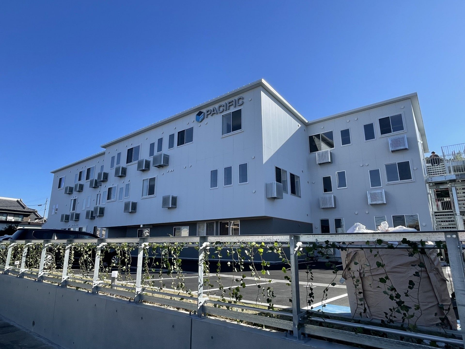 白い建物の外観