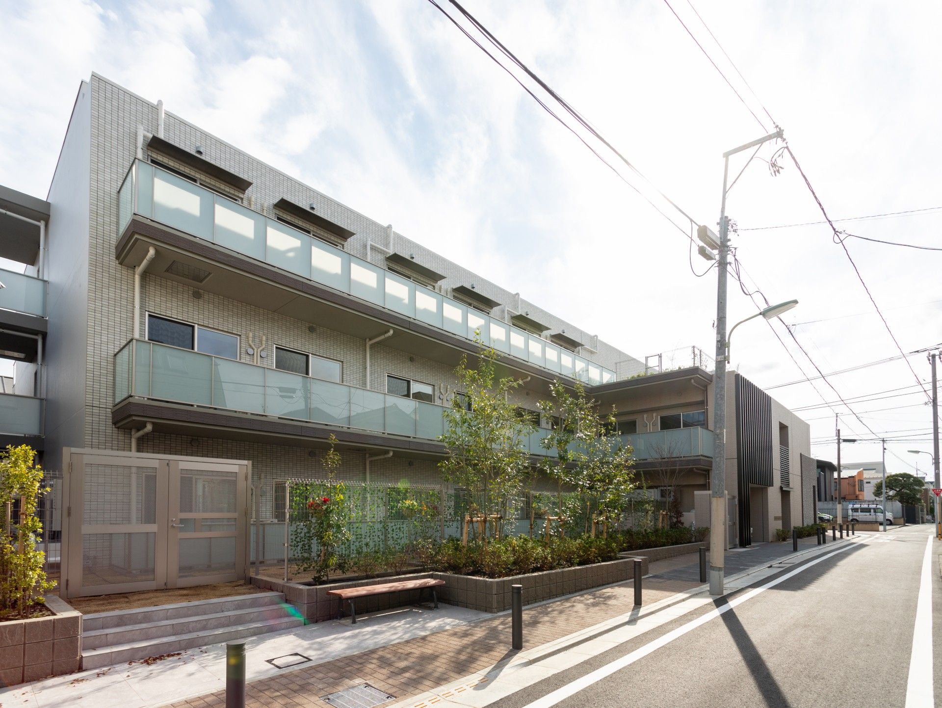 緑豊かな外観の建物