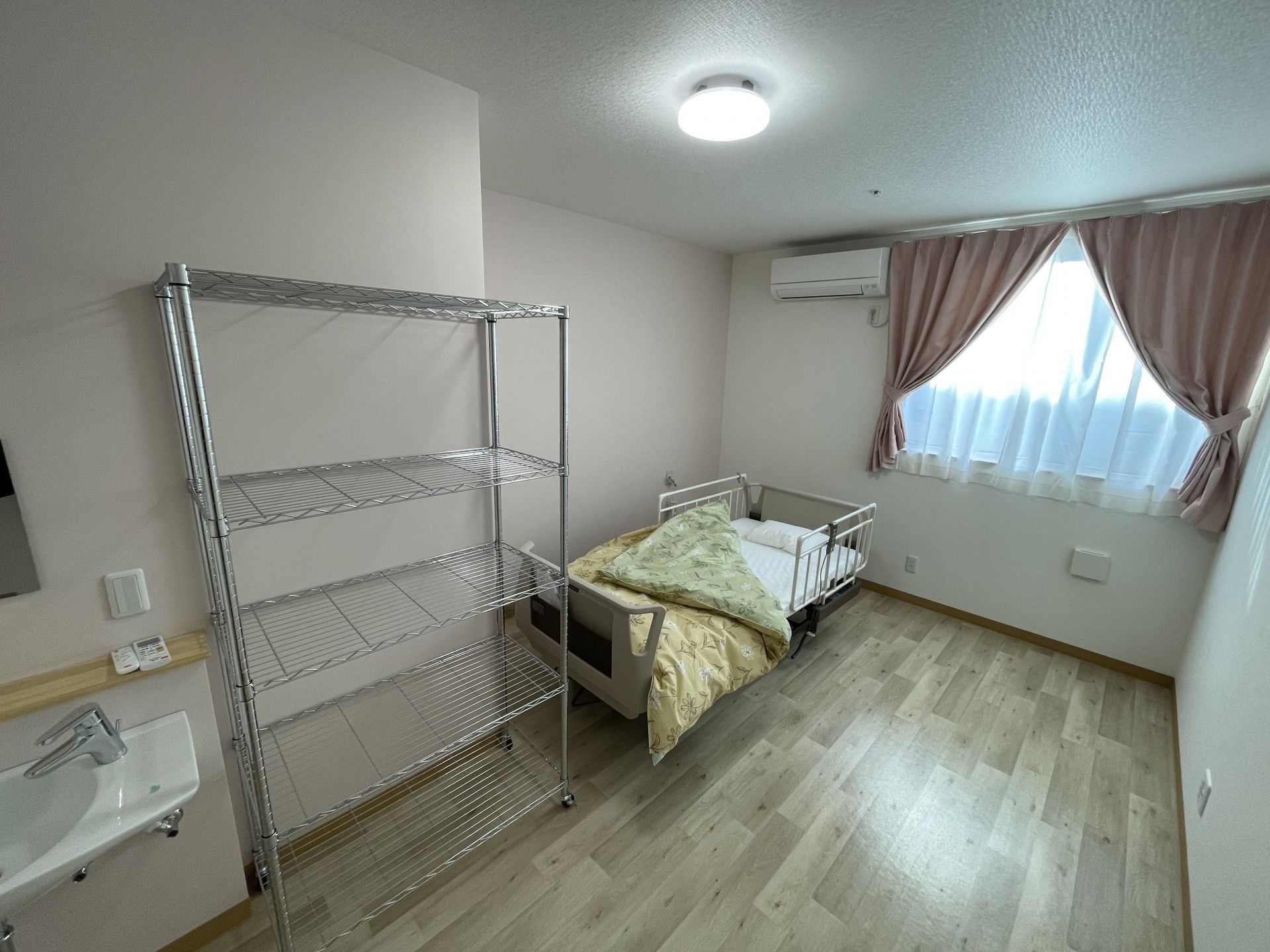 明るい個室のベッド