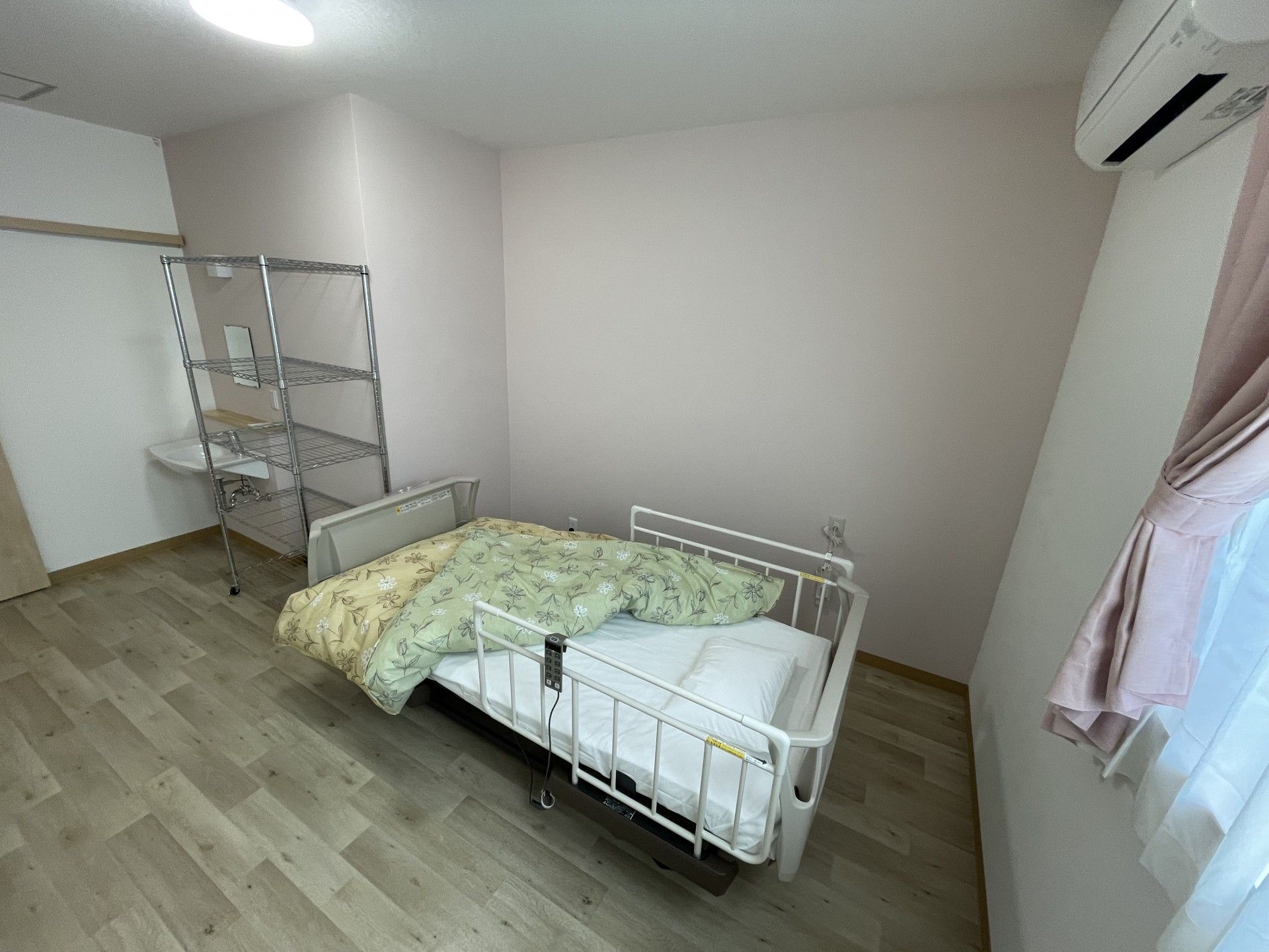 ベッドと棚のある部屋