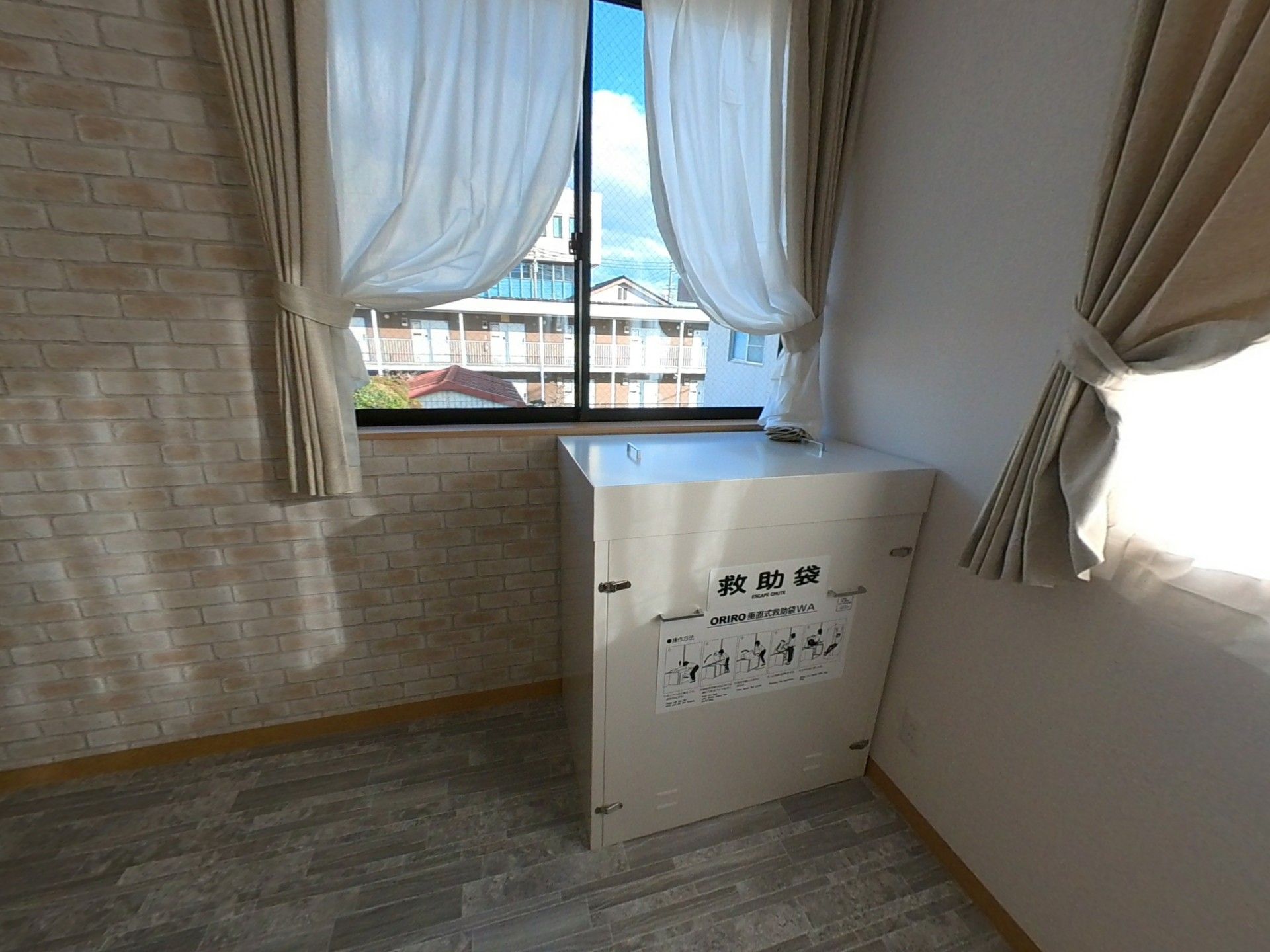 窓際の救助袋