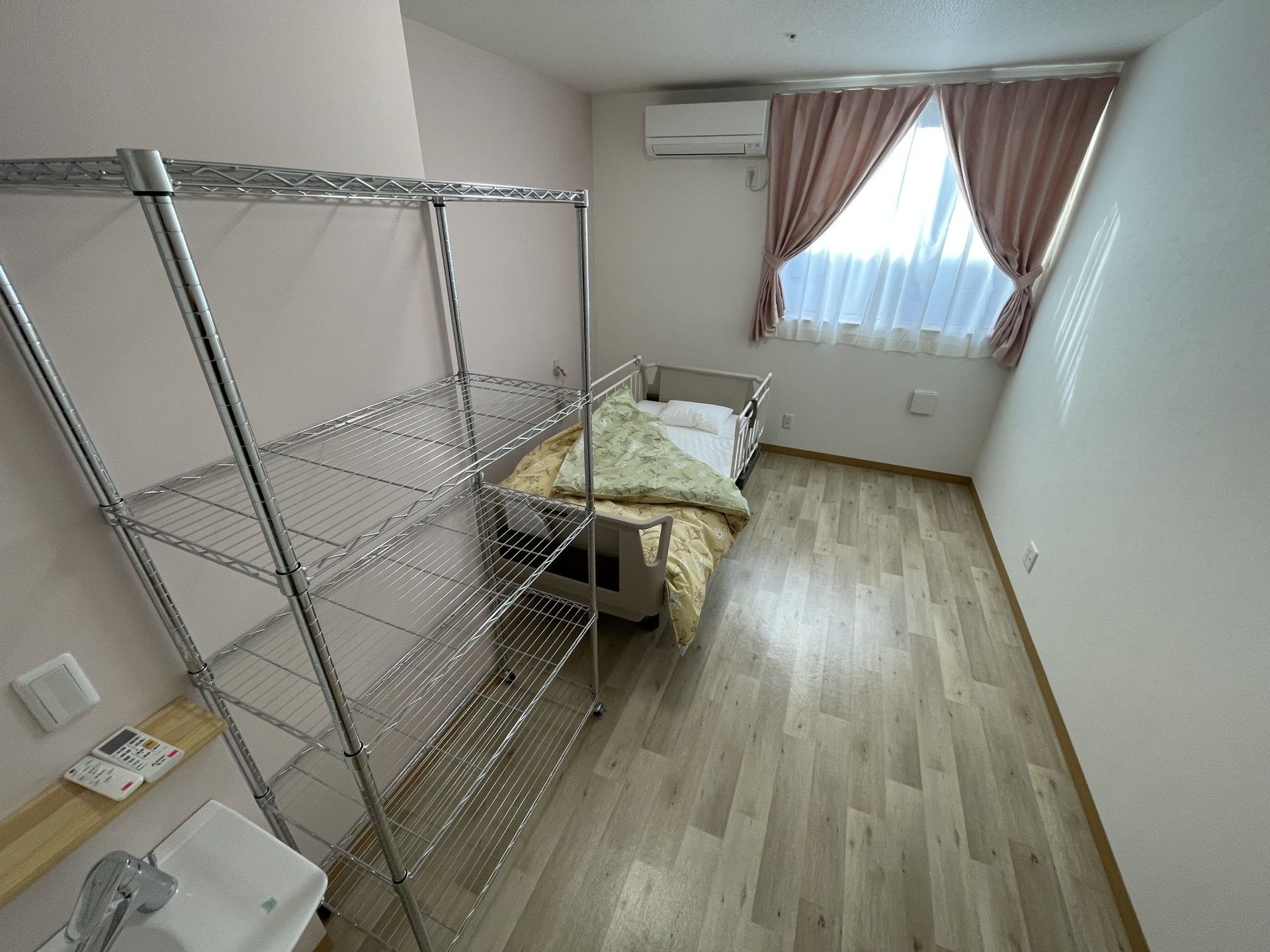 シンプルな個室の様子