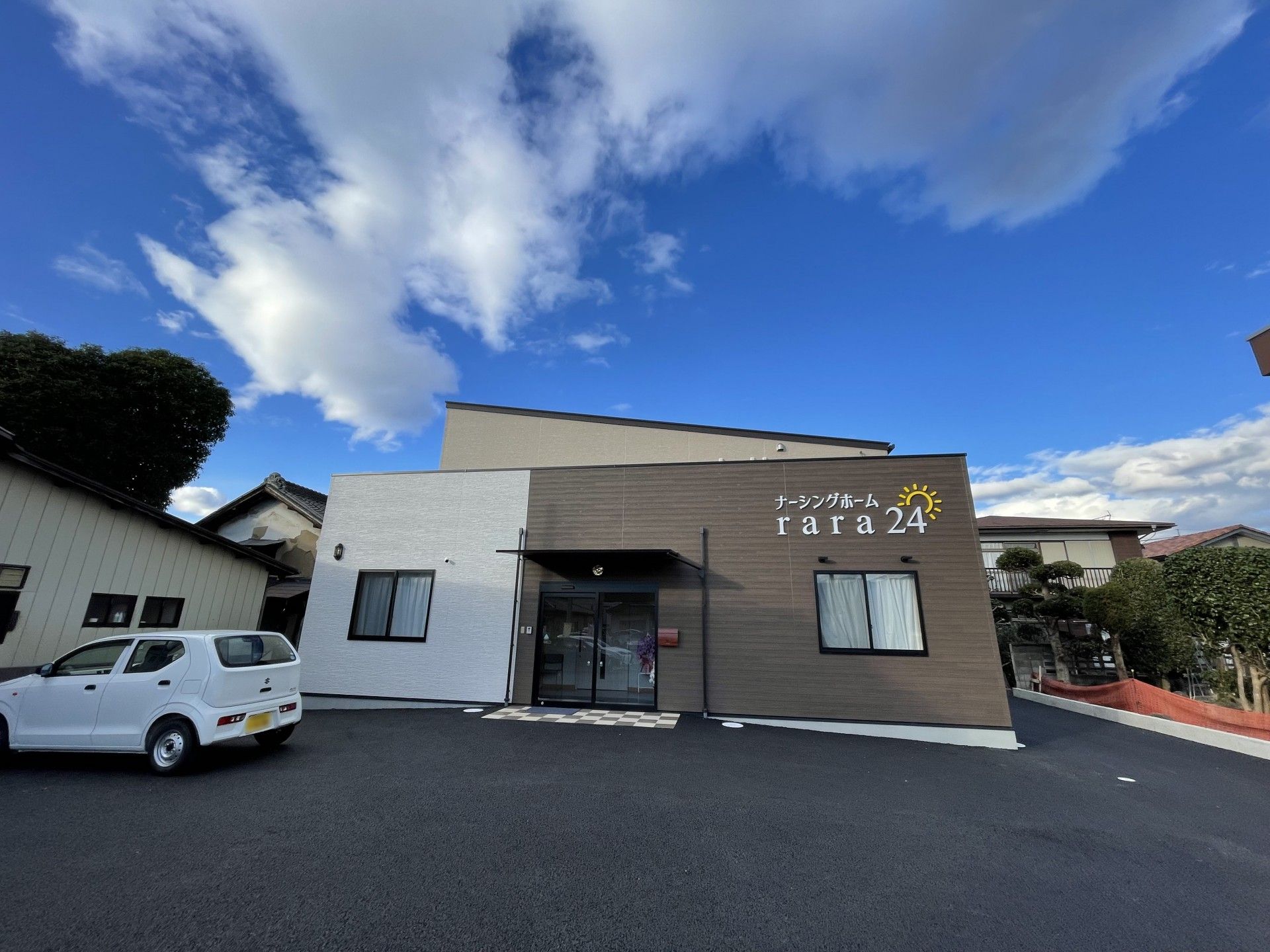 いすに座ってくつろぐ高齢の男性