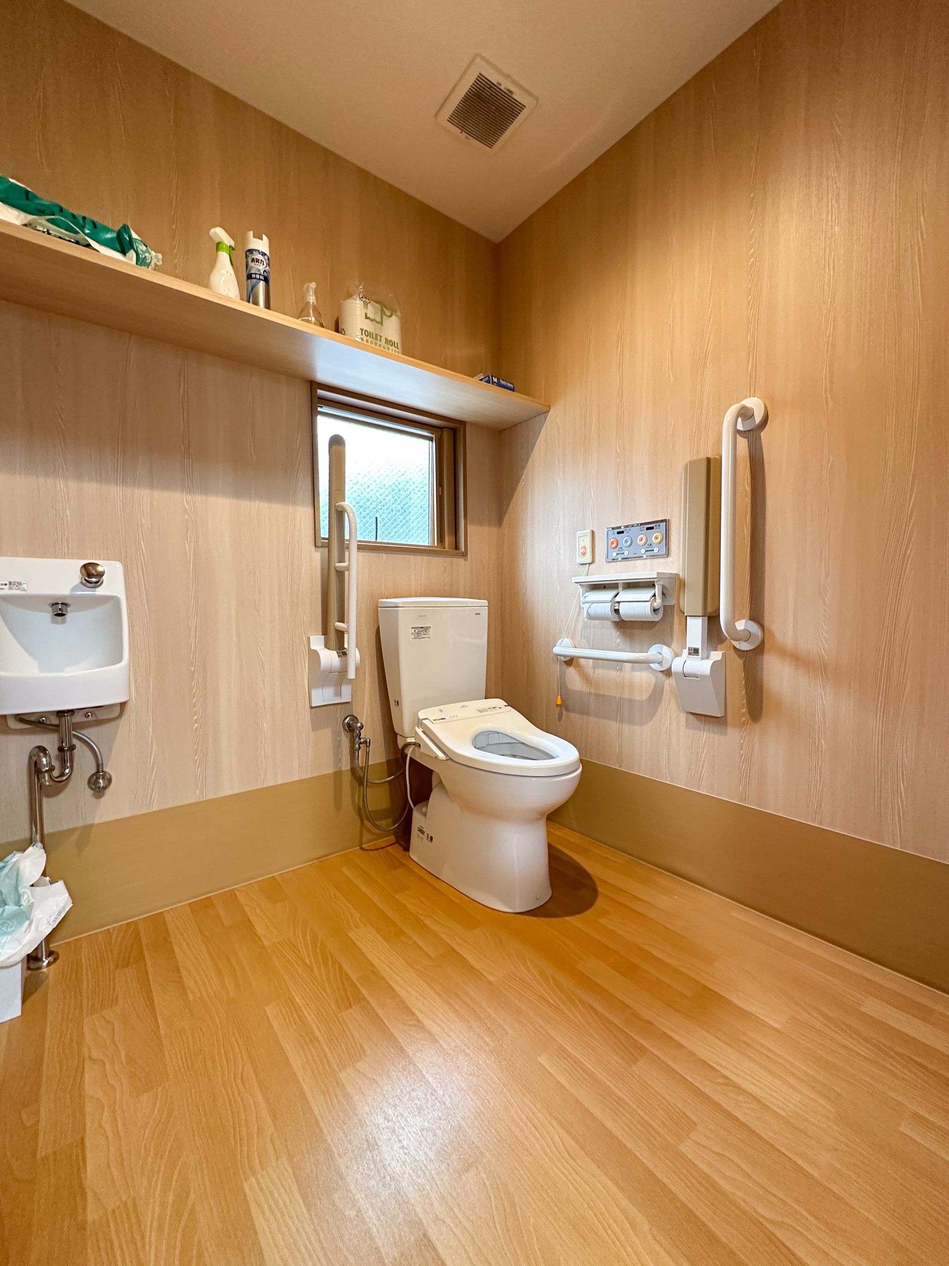 手すり付きトイレの一室