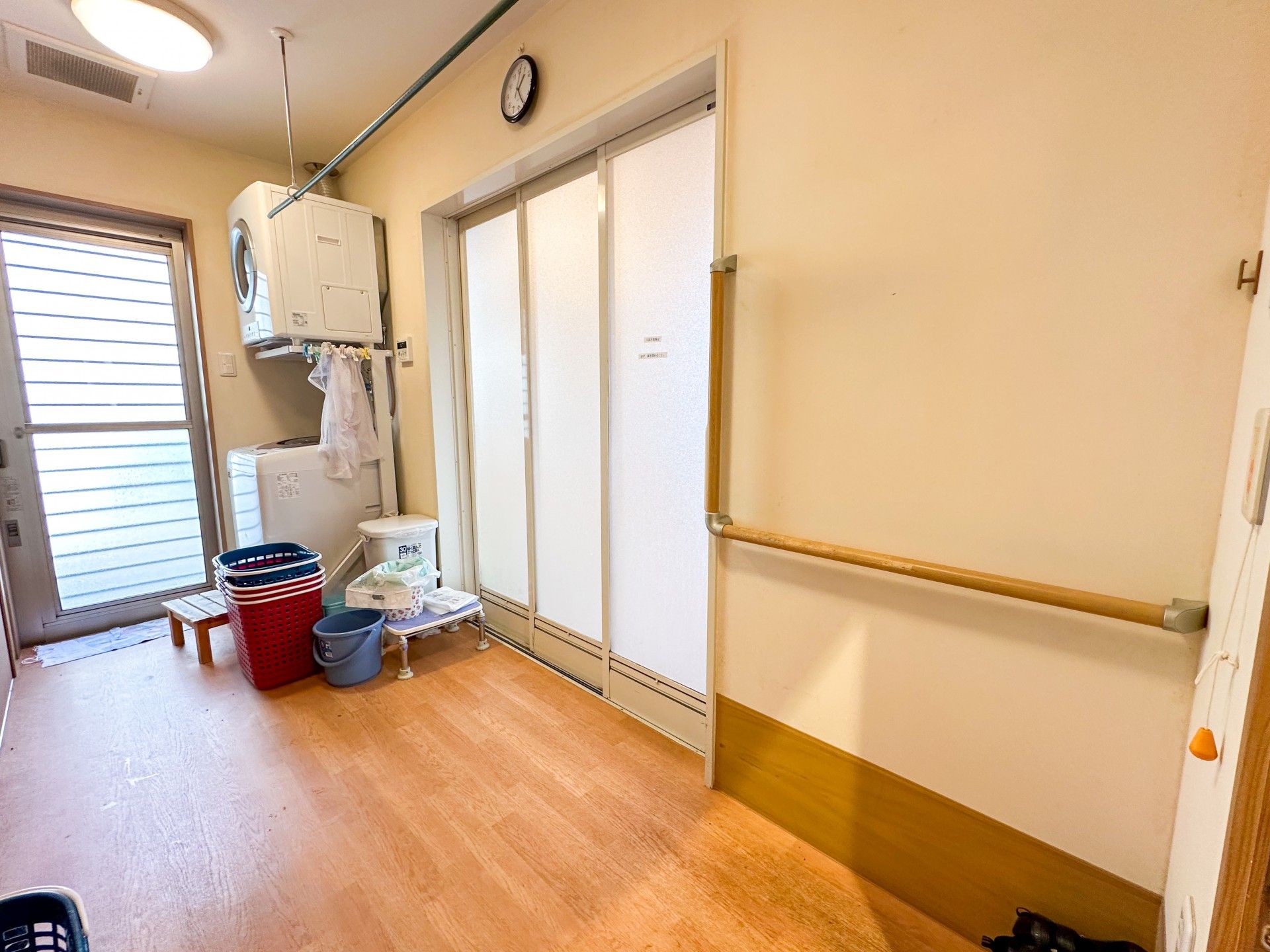 手すり付き廊下の一角
