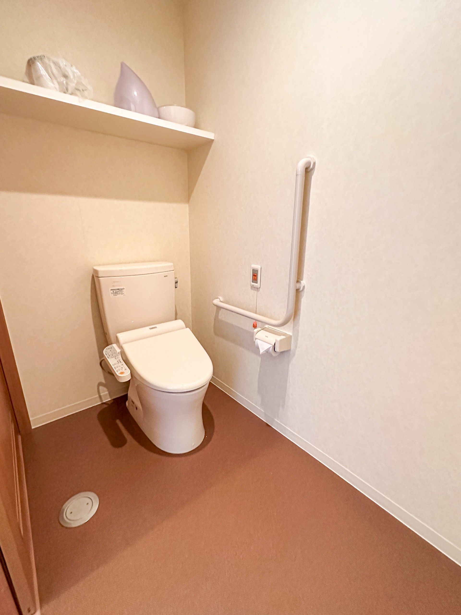 手すり付きのトイレ