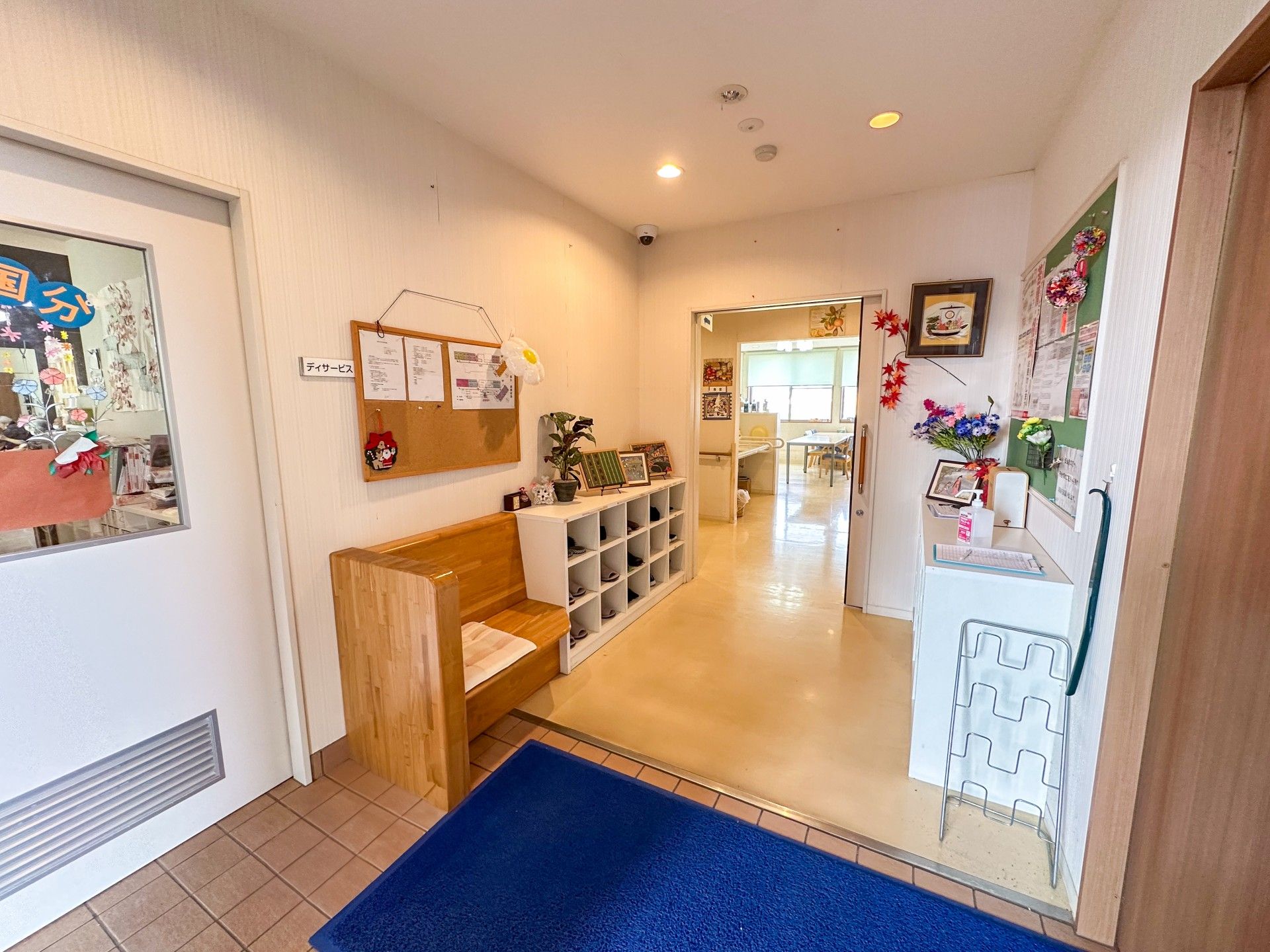明るい廊下と掲示板