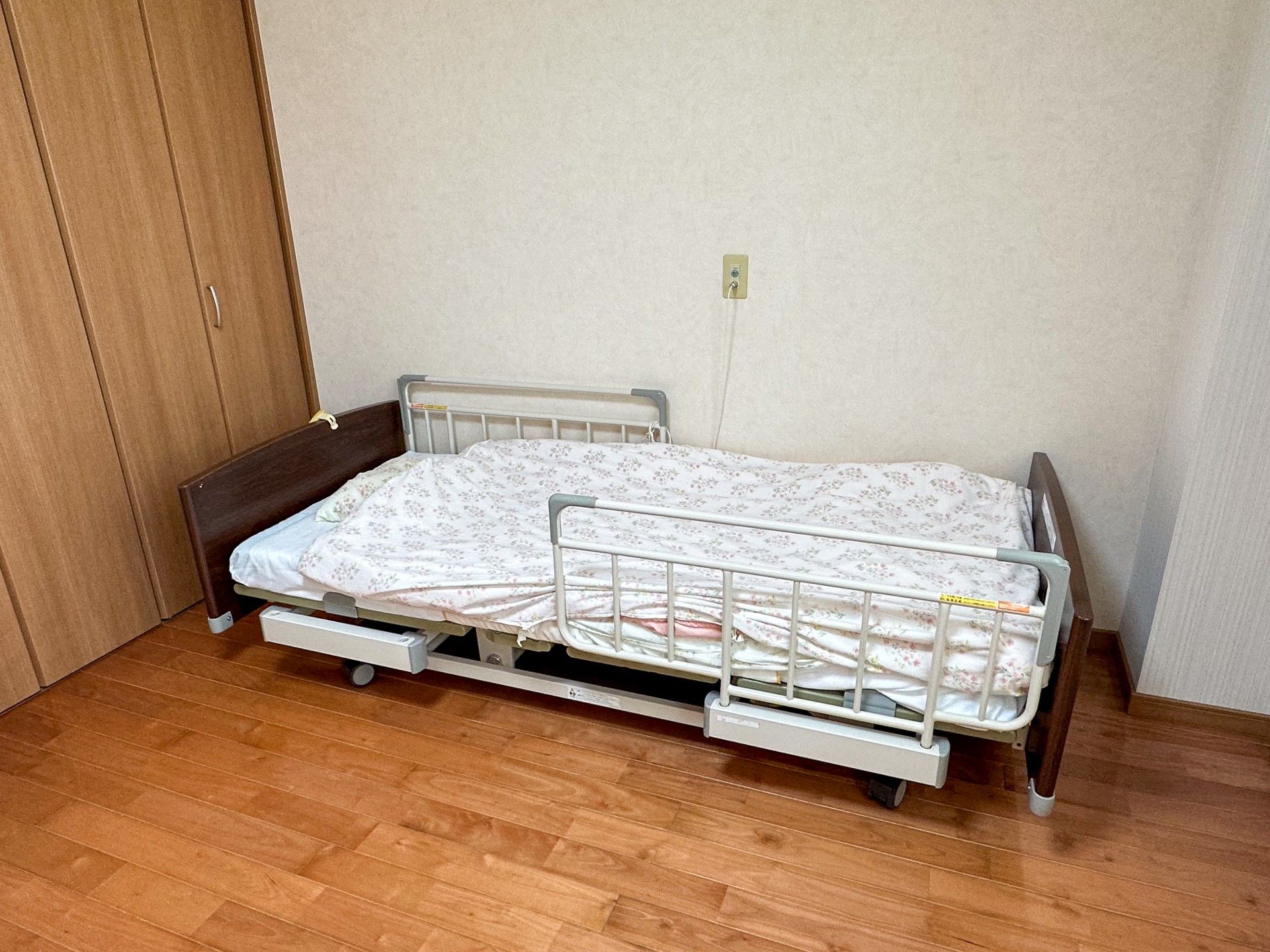 シンプルなベッドの部屋