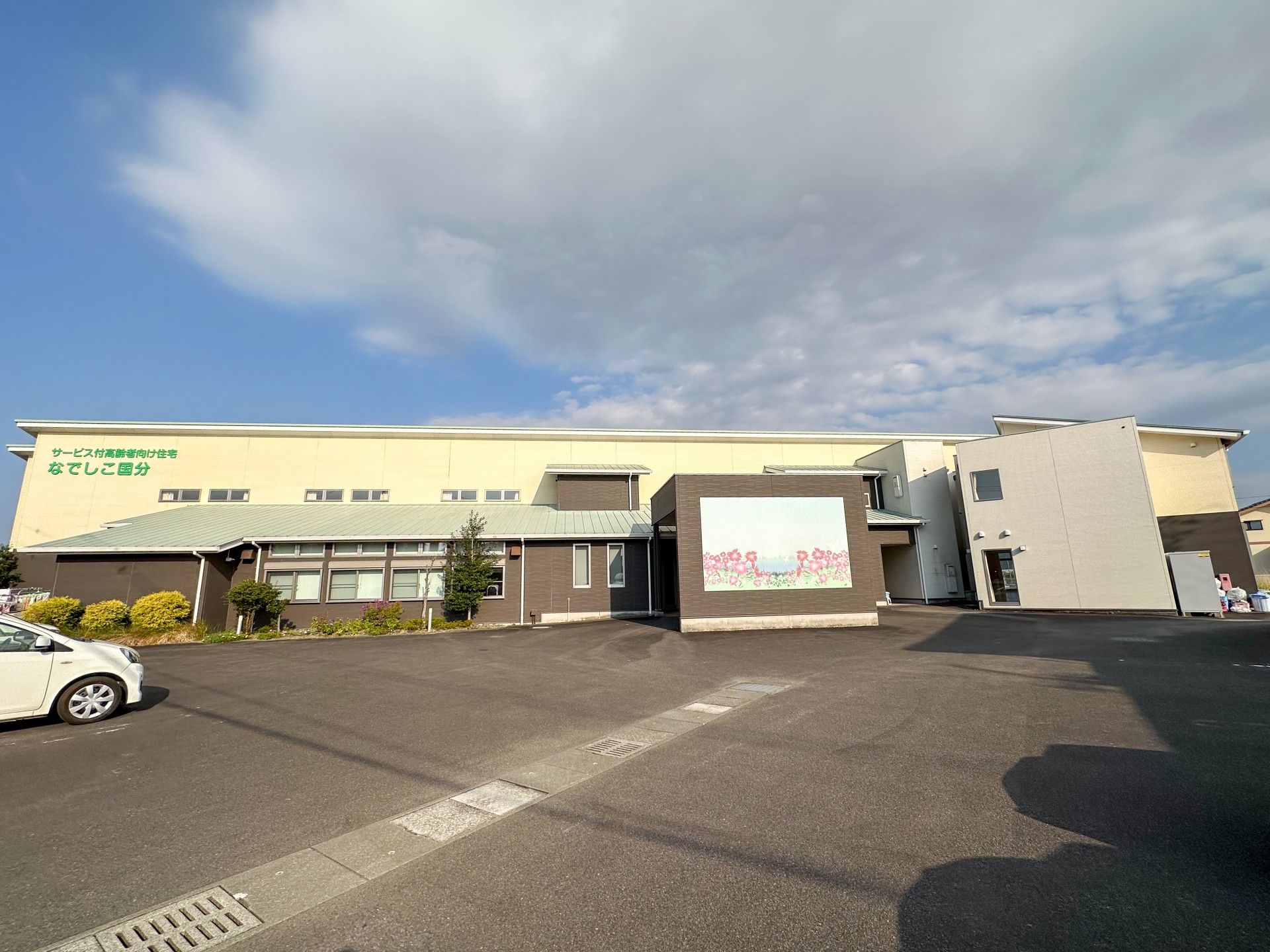広い駐車場の建物外観
