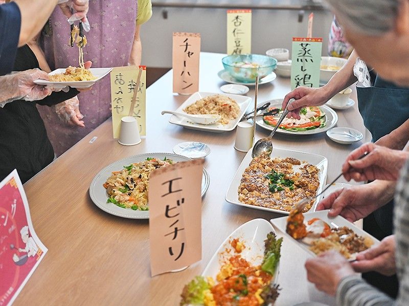 色とりどりの料理が並ぶテーブル