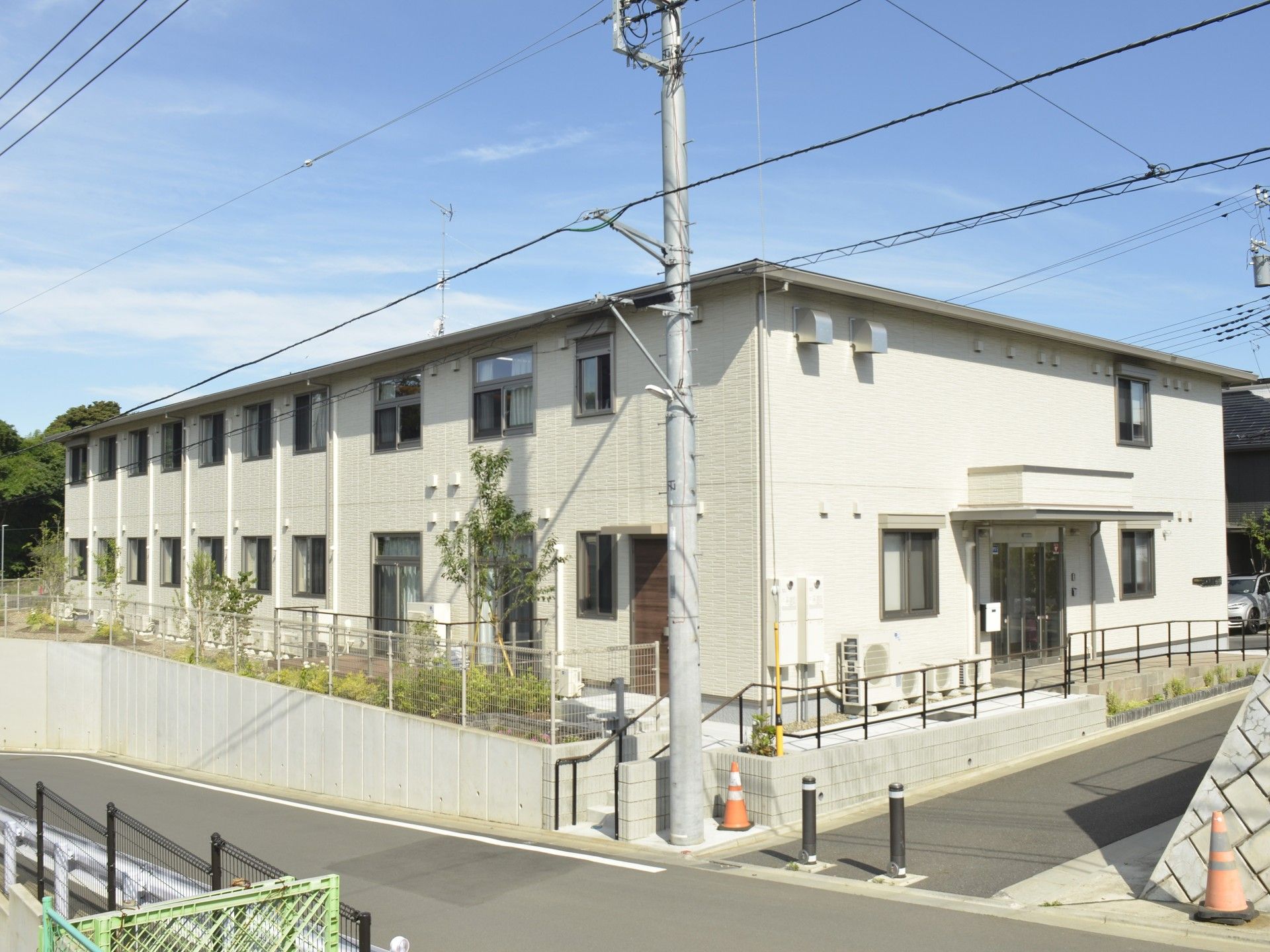 落ち着いた外観の建物