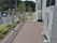 手すり付きの屋外通路