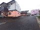 静かな住宅街の角地