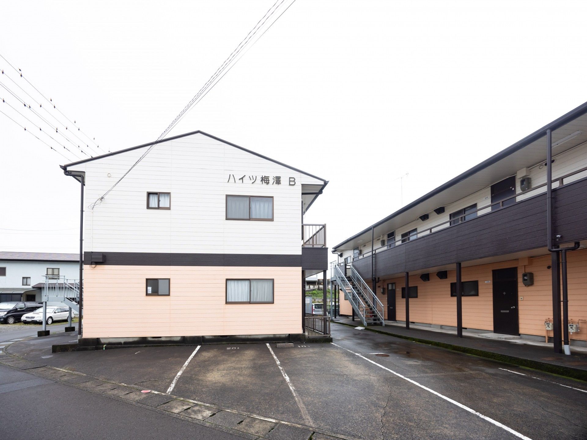 ゆったりとした外観の建物